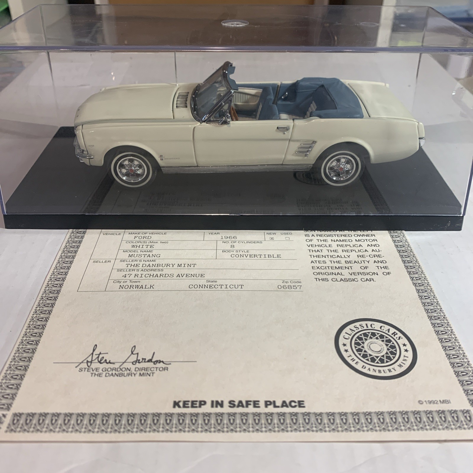 Danbury Mint 1:24 Scale 1966 Ford Mustang In Display Case / Title / Nice