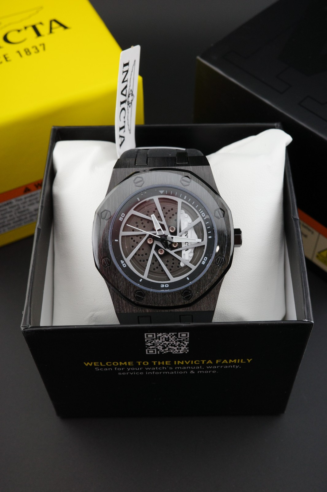 Invicta Speedway Rim 69489 Men\'s Racing 42mm Black Quartz Watch Brand New Boxed Invicta Speedway Rim 69489 Men\'s Racing 42mm Black Quartz Watch Brand New Boxed