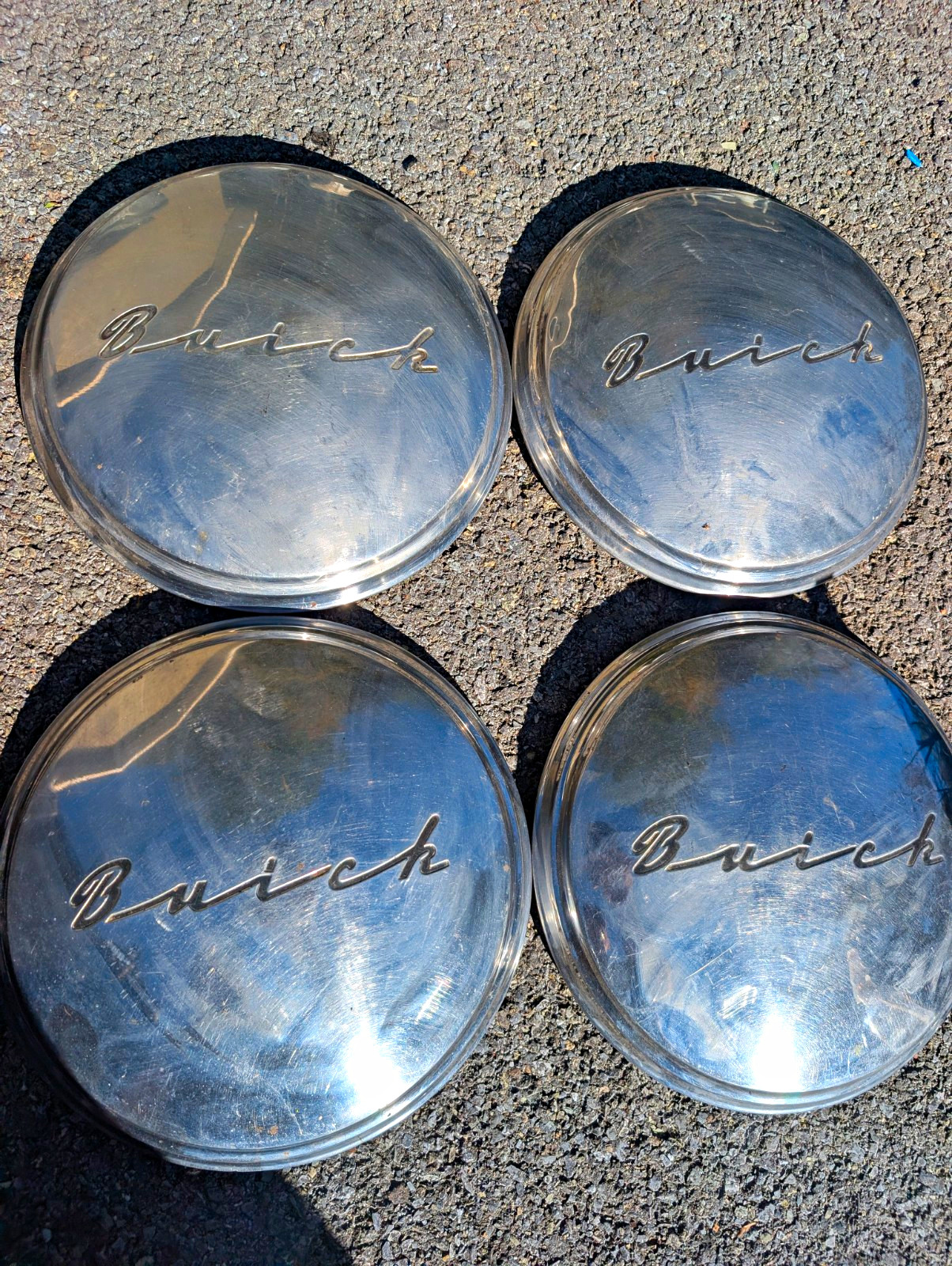 1940\'S-50\'S Buick Hubcaps Set of 4. No Major Dents Or Scratches See Pictures 1940\'S-50\'S Buick Hubcaps Set of 4. No Major Dents Or Scratches See Pictures
