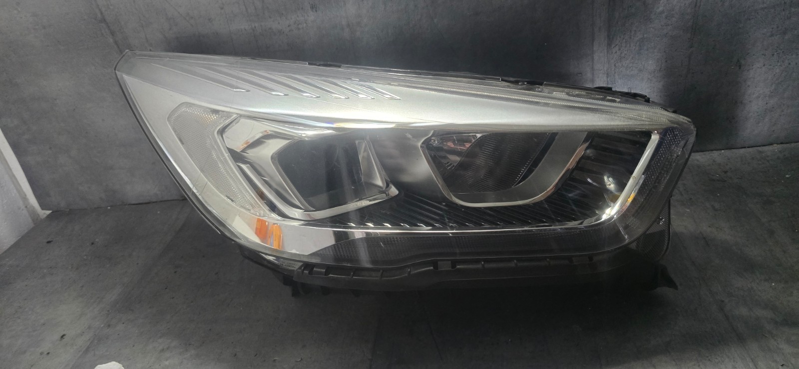 16-19  FORD KUGA HEADLIGHT XENON DRIVERS SIDE  GV4113W029DH  FREE P&P