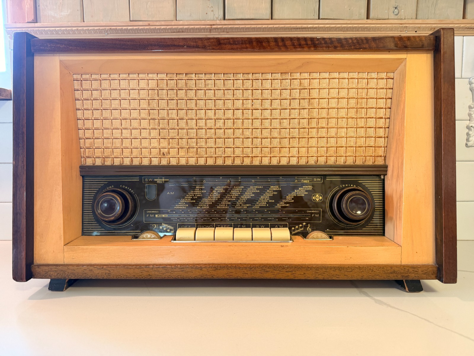 STUNNING Vintage 1957-58 EMUD T7 German Tube Radio AM/FM/SW 110V 3-Speaker