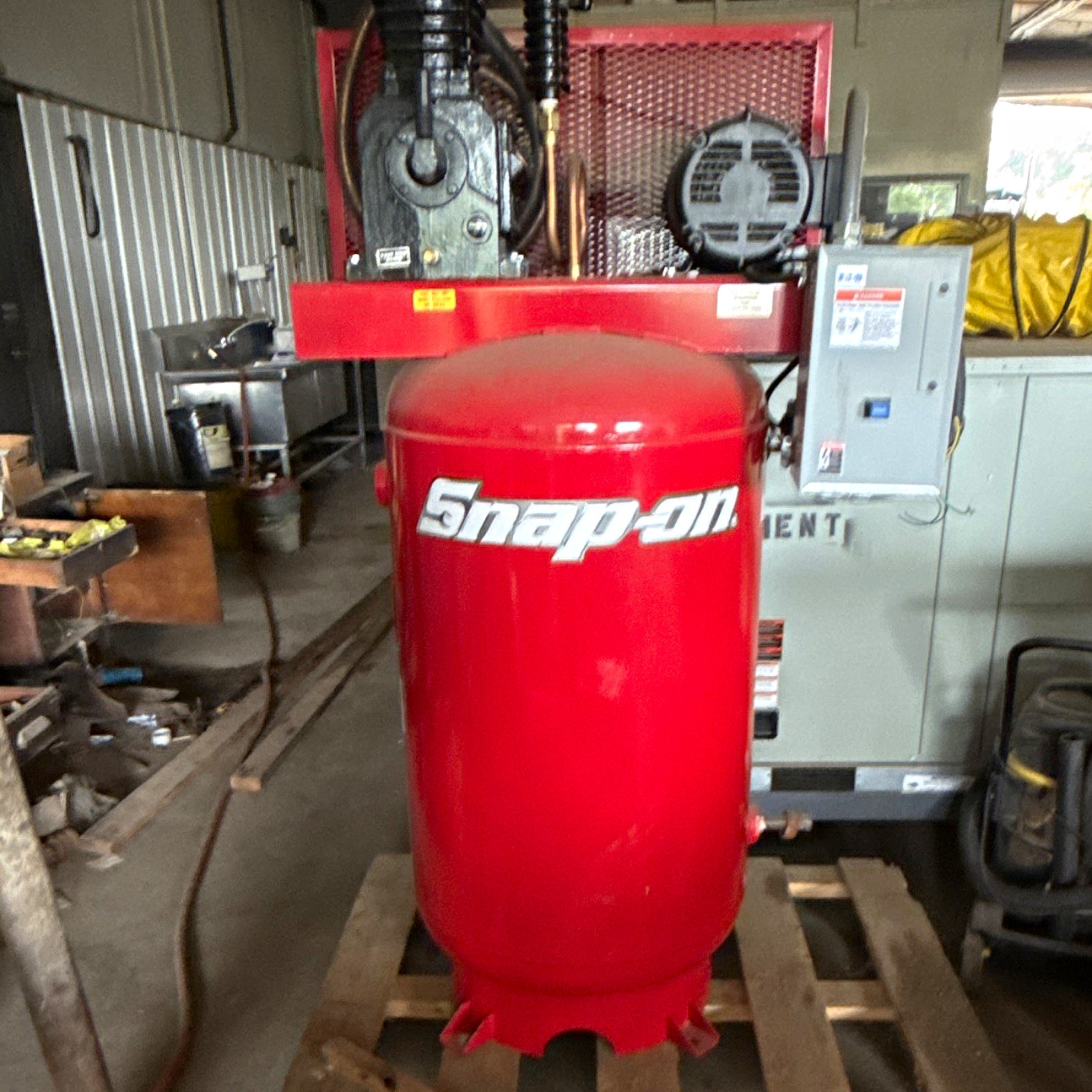Snap-on BRA7380VEM 80 Gal 230V Stationary Air Compressor 7.5HP 23.5CFM. Snap-on BRA7380VEM 80 Gal 230V Stationary Air Compressor 7.5HP 23.5CFM.