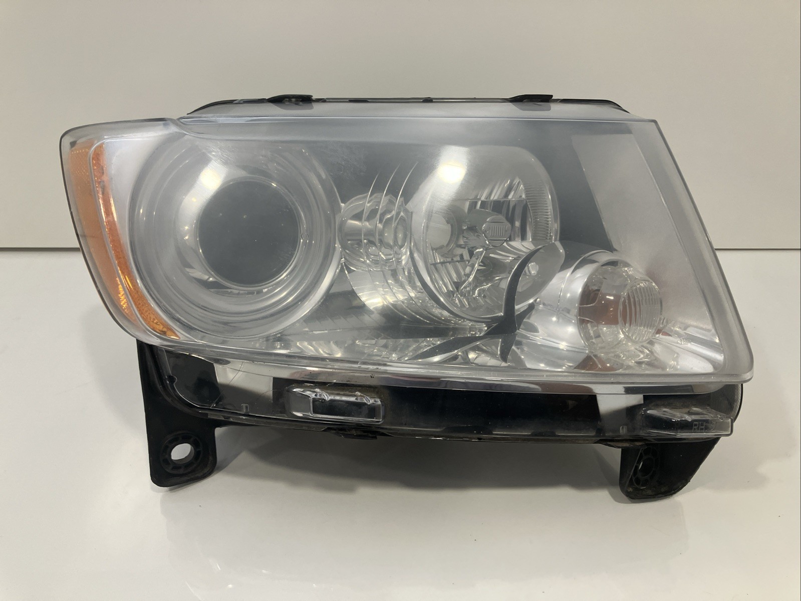 2011 - 2013 Jeep Grand Cherokee Passenger Right RH Xenon HID Headlight OEM 2089