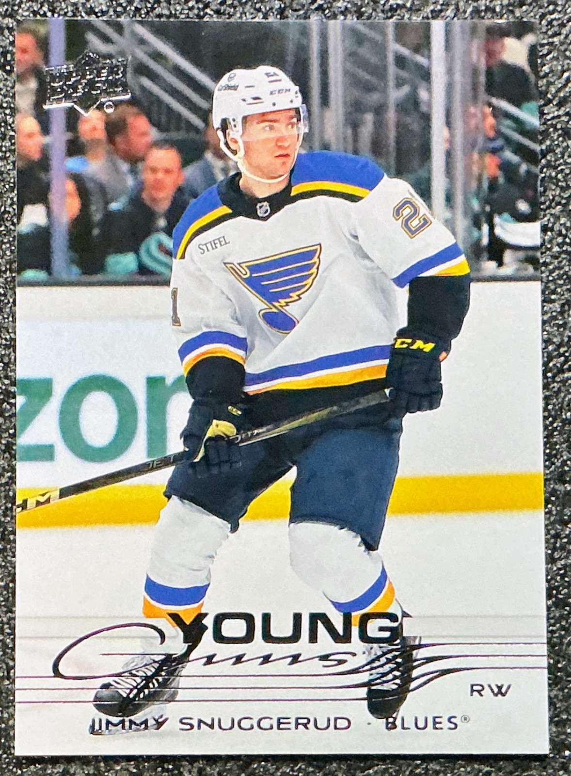 Jimmy Snuggerud 2025-26 Upper Deck Series 1 #207 Young Guns (RC) Blues Jimmy Snuggerud 2025-26 Upper Deck Series 1 #207 Young Guns (RC) Blues