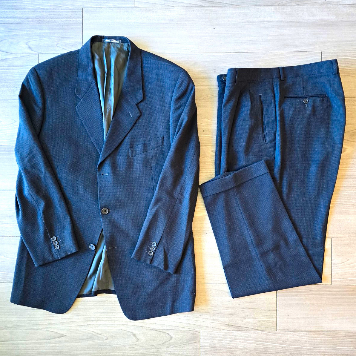 Vintage Giorgio Armani Le Collezioni Men’s Navy Wool 2pc Suit 44R Made in Italy Vintage Giorgio Armani Le Collezioni Men’s Navy Wool 2pc Suit 44R Made in Italy