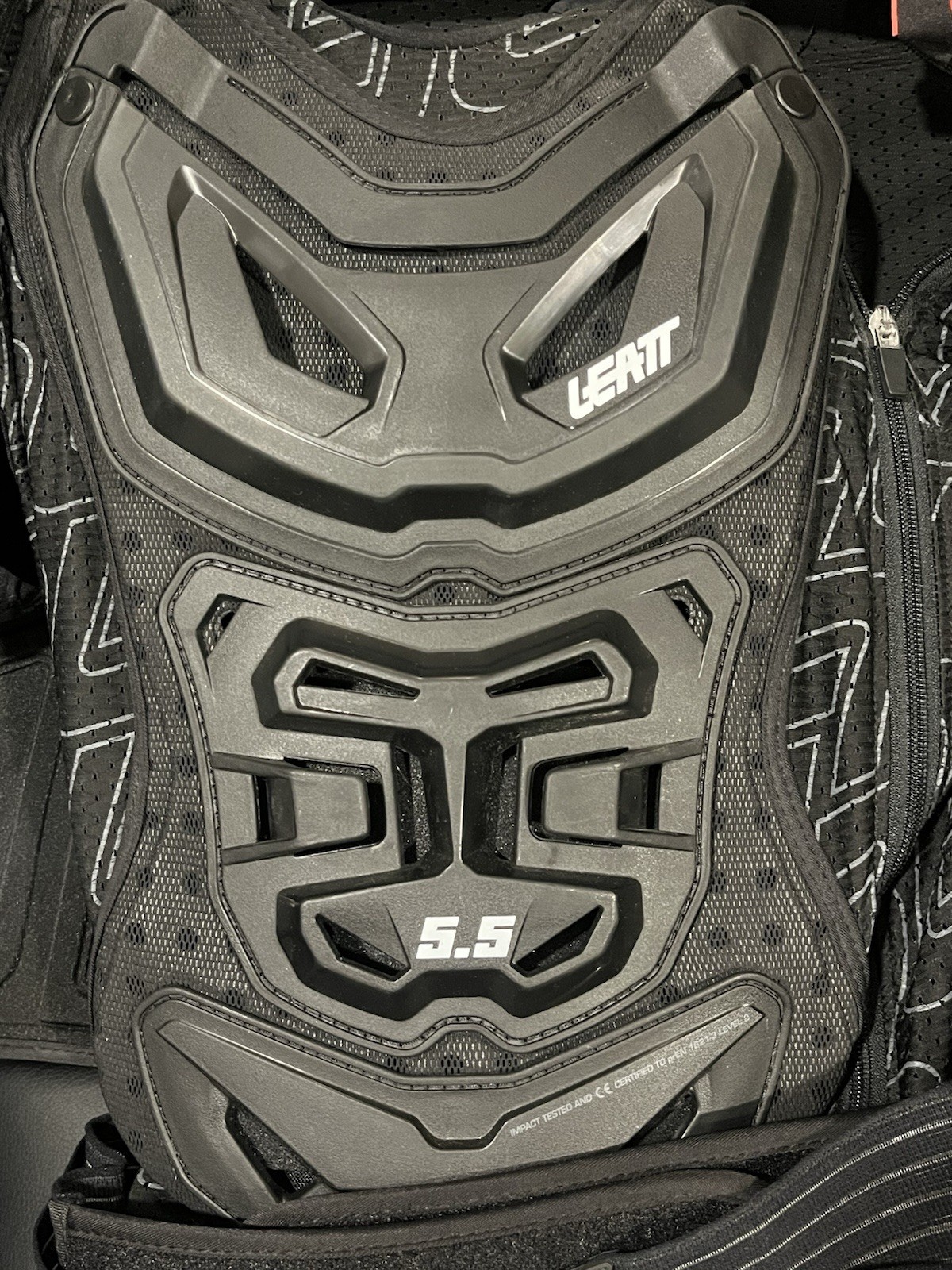 LEATT Body Protector 5.5 Black Size Small/medium (160-172cm)