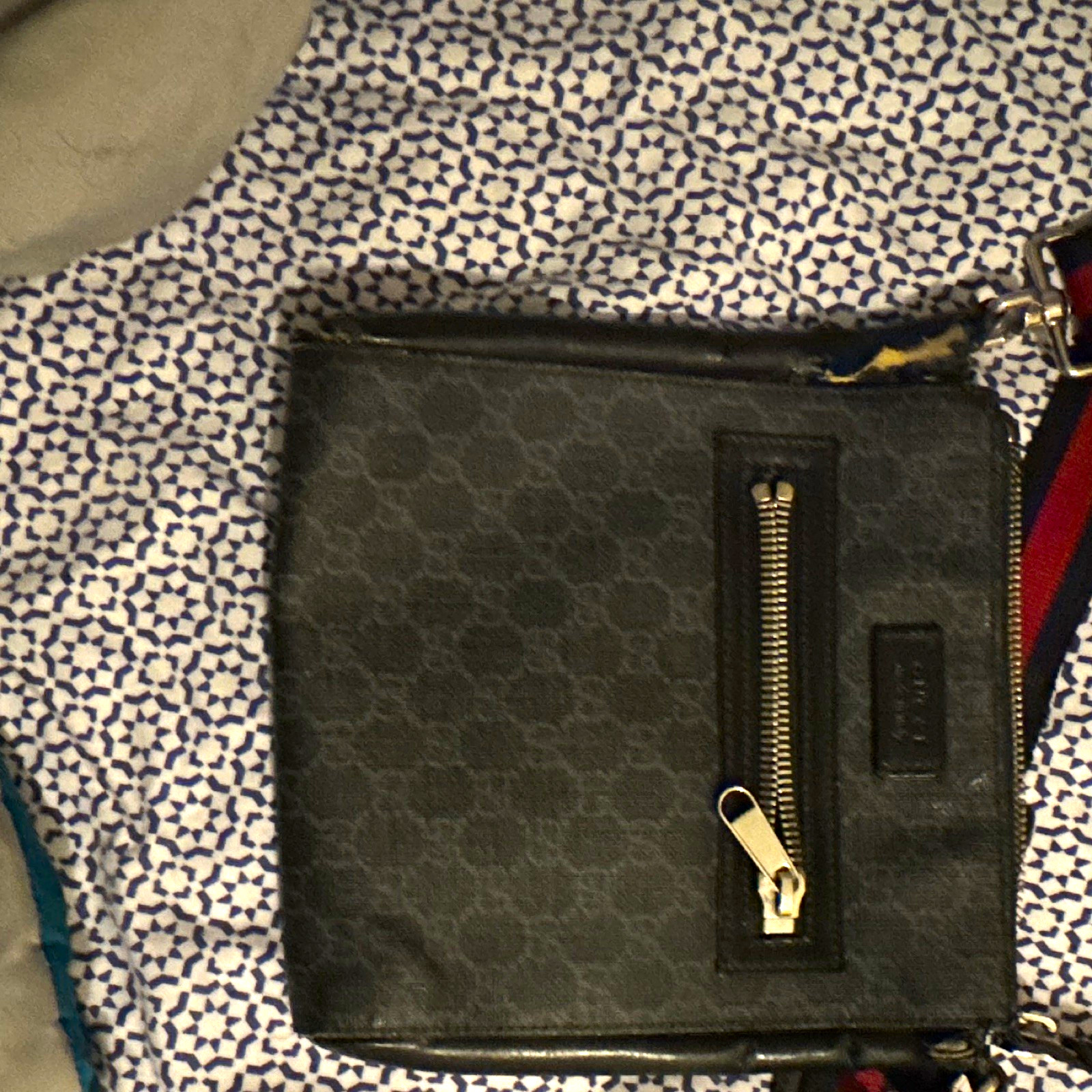 Gucci GG Monogram Black Women’s Crossbody Bag Front Zipper Pocket Silver Gucci GG Monogram Black Women’s Crossbody Bag Front Zipper Pocket Silver