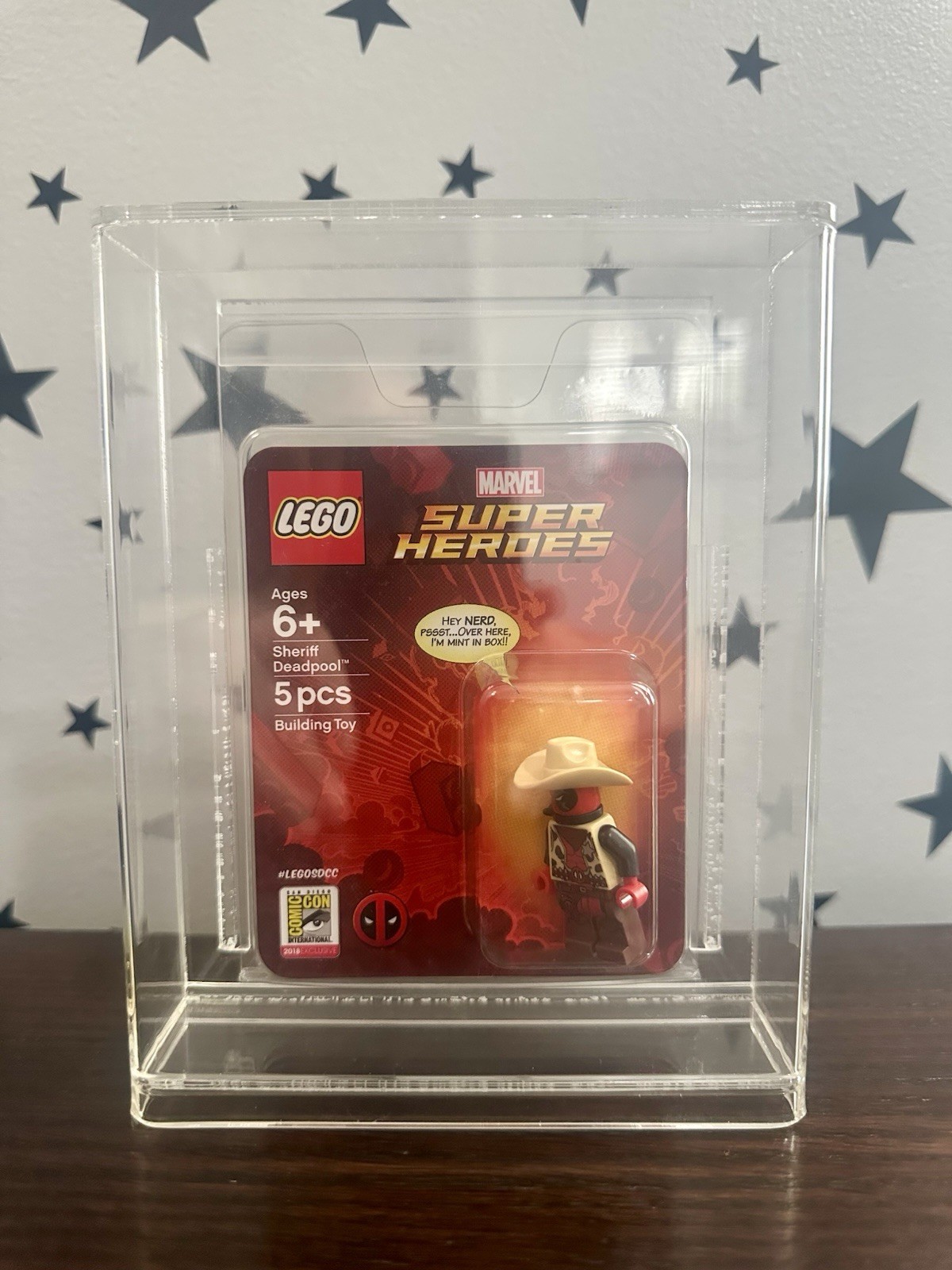 LEGO SDCC 2018 Sheriff Deadpool Minifigure–Marvel Super Heroes – w/ Acrylic Case