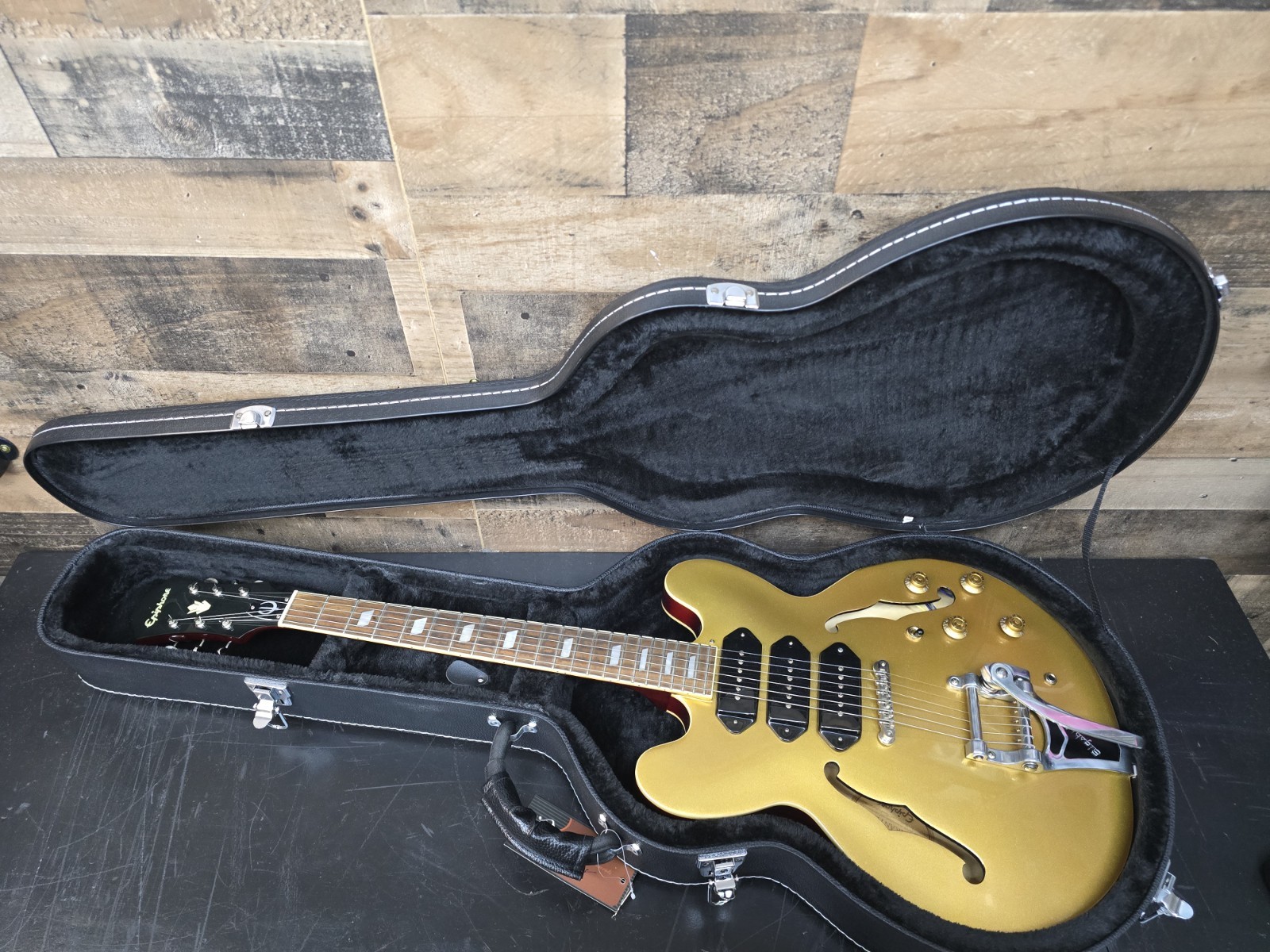 2011 Epiphone Riviera P93 MG With Bixby Gold Metallic With Hard Shell Case 2011 Epiphone Riviera P93 MG With Bixby Gold Metallic With Hard Shell Case