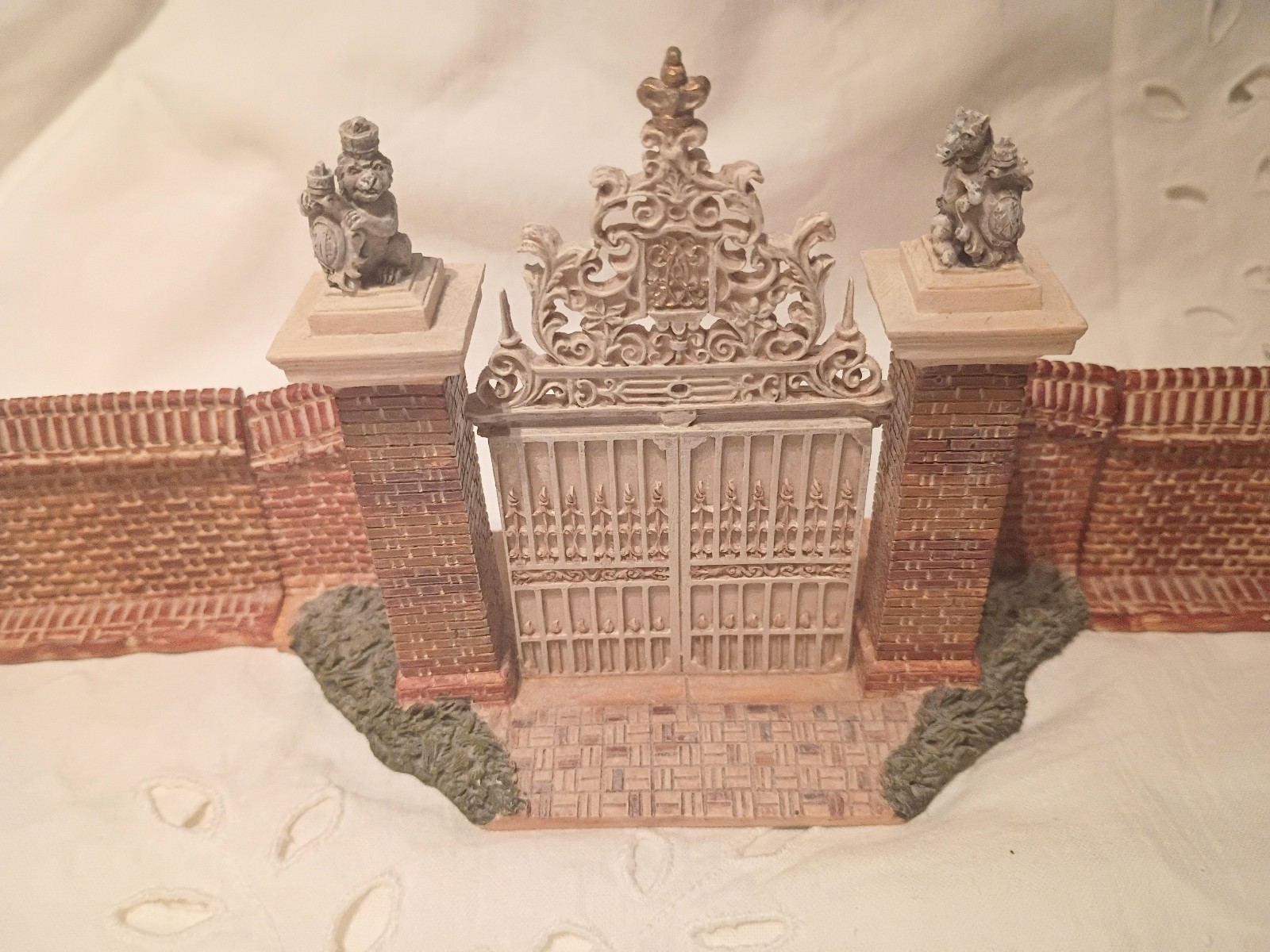 Vintage 2003 Lang & Wise Colonial Williamsburg Ornamental Gate Wall & Figurine Vintage 2003 Lang & Wise Colonial Williamsburg Ornamental Gate Wall & Figurine