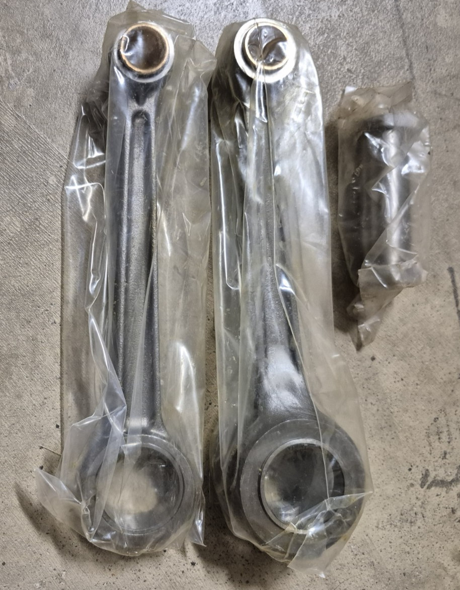 NOS - Indian Chief Connecting Rods with Pin 75305 / 75306 - One Set NOS - Indian Chief Connecting Rods with Pin 75305 / 75306 - One Set