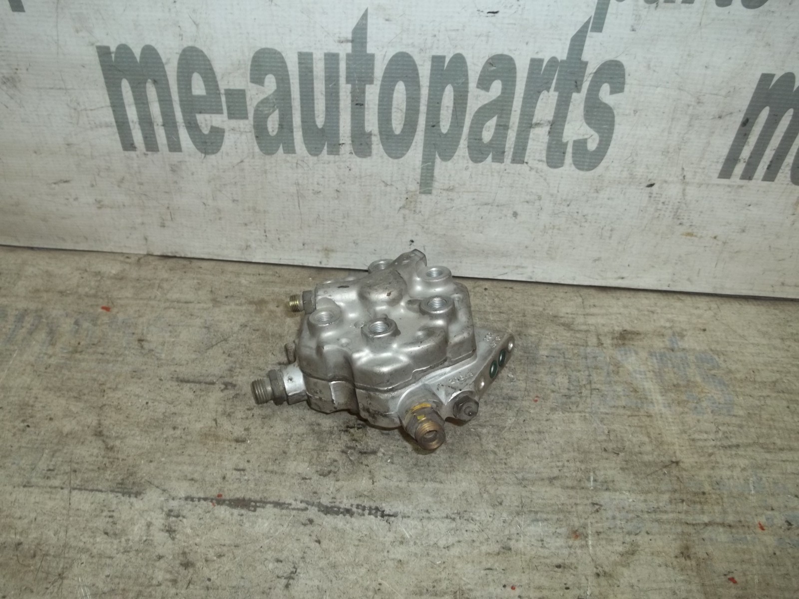 1986-1993 Mercedes-Benz W124 W126 W201 Fuel Distributor 0438101012