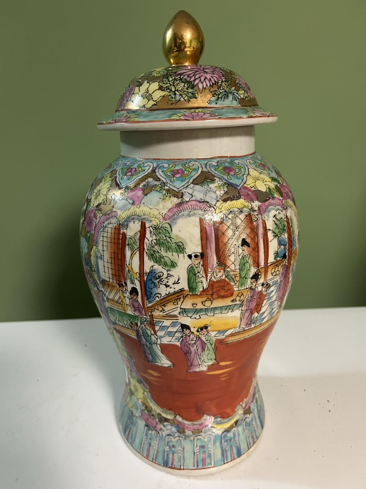 Oriental Rose Medallion porcelain vase Oriental Rose Medallion porcelain vase