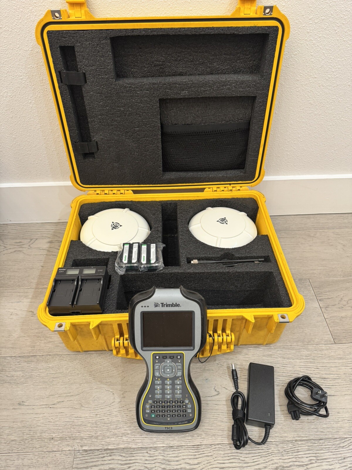Trimble R8 Model 3 GPS GNSS Galileo Base Rover RTK 450MHz UHF TSC3 Access 2017