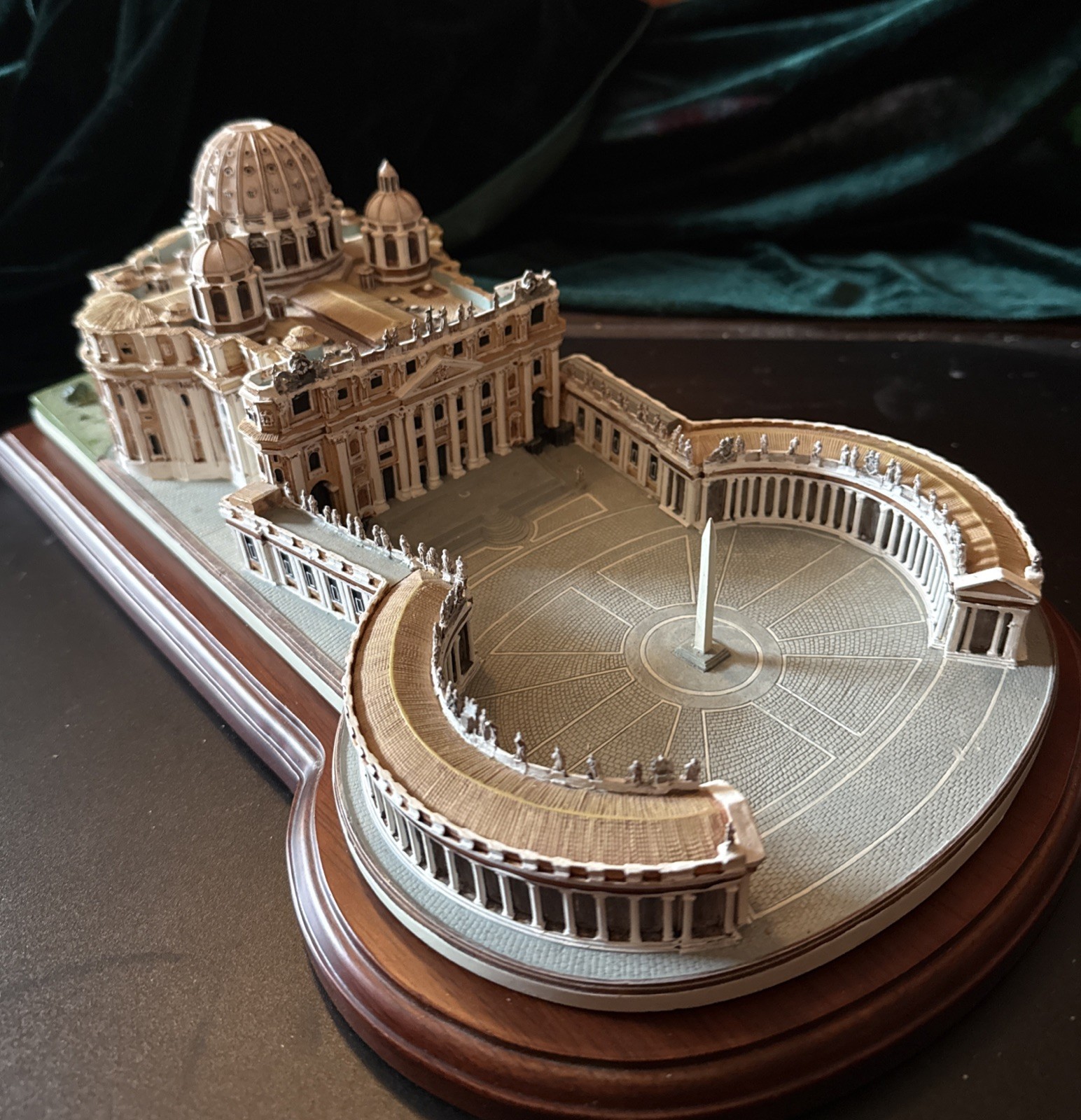 Danbury Mint The Vatican St. Peter's Basilica Model Sculpture With Wood Base Danbury Mint The Vatican St. Peter's Basilica Model Sculpture With Wood Base