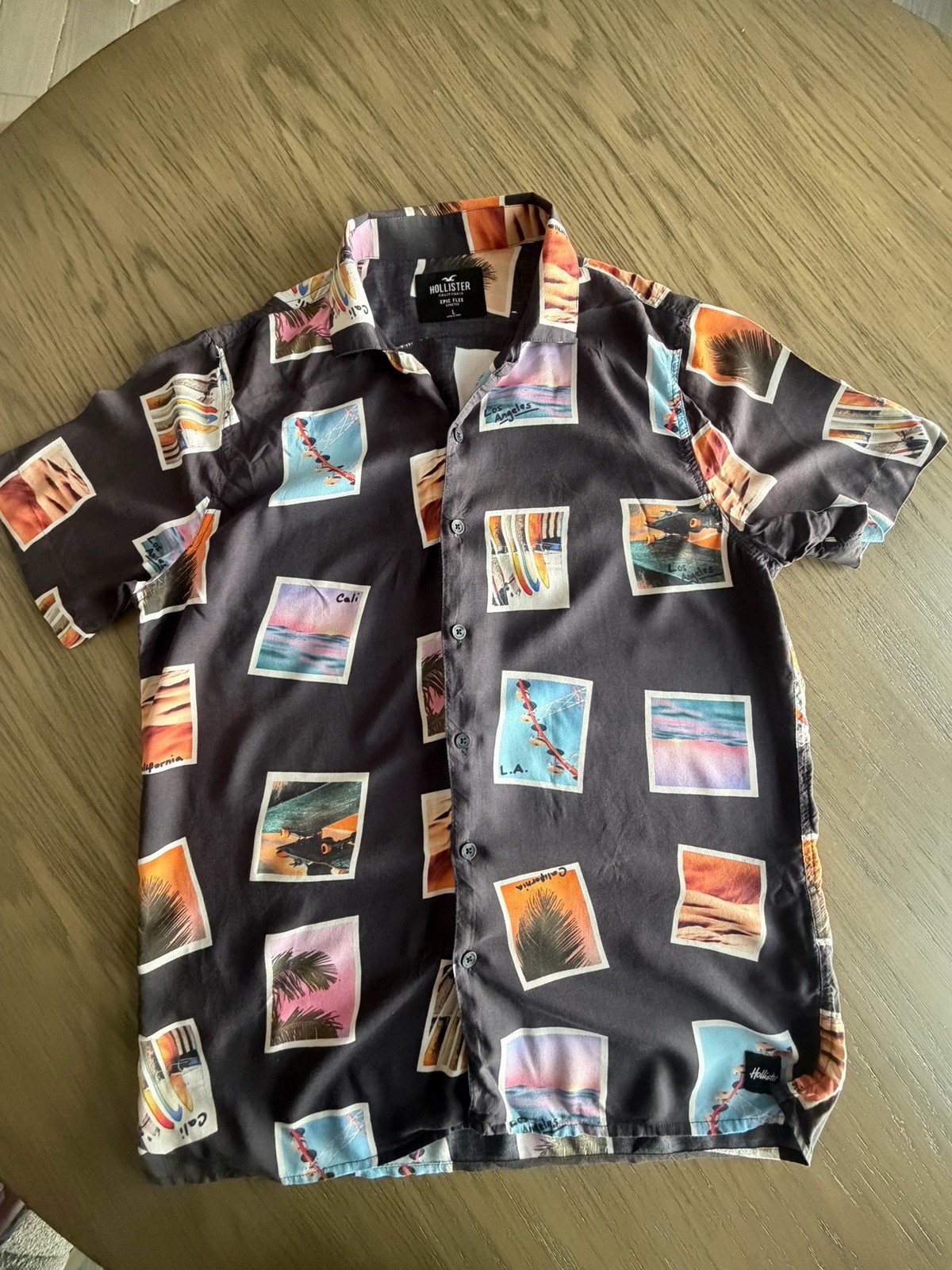 Hollister Epic Flex Men’s L Short Sleeve Button Up All Over Print California Hollister Epic Flex Men’s L Short Sleeve Button Up All Over Print California
