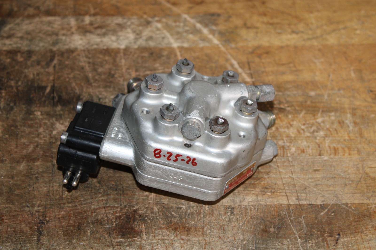 1986-1993 Mercedes W201 260E 300E 300SE W124 Fuel Distributor 0438101012 1986-1993 Mercedes W201 260E 300E 300SE W124 Fuel Distributor 0438101012