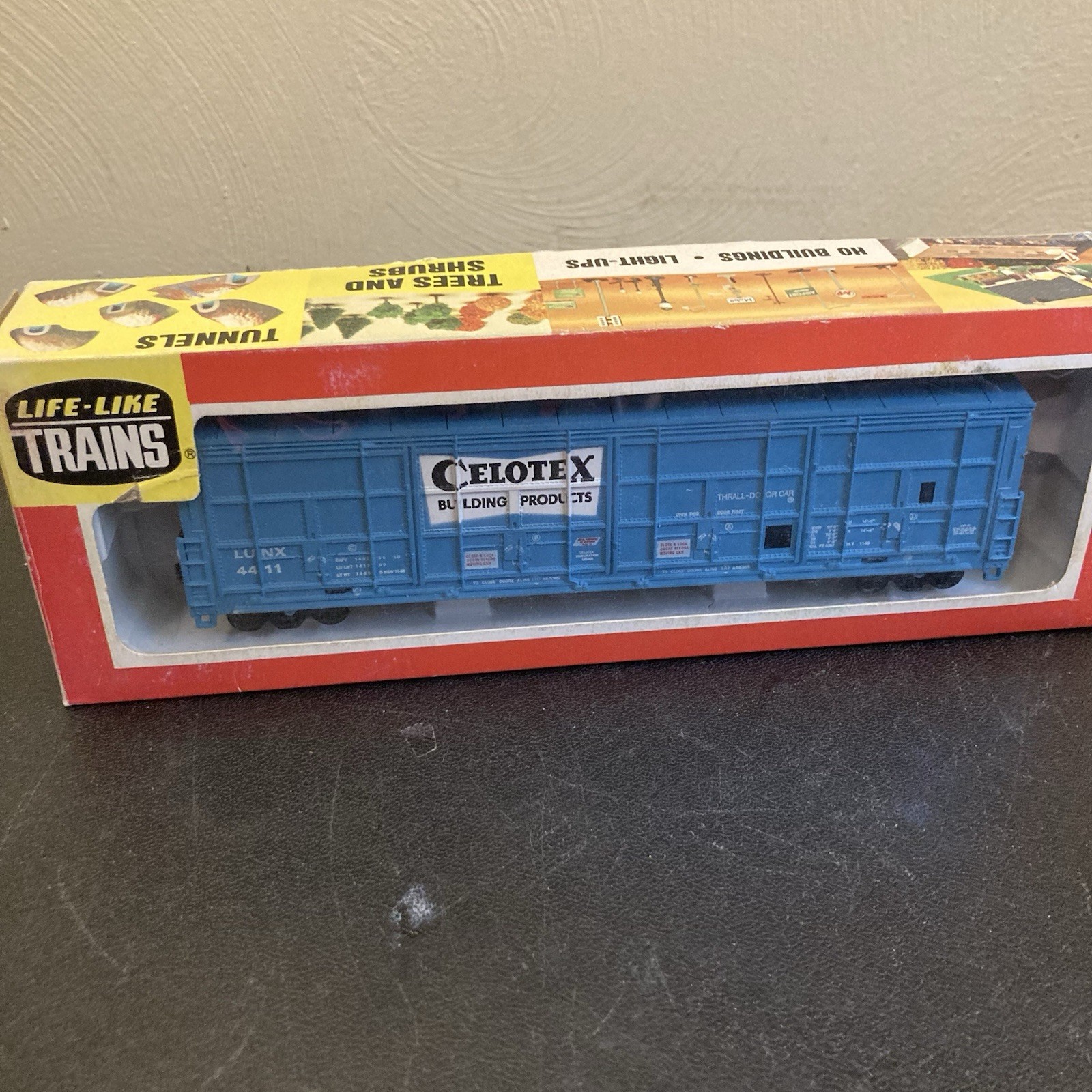 Vintage Life-Like 08981 HO Scale Celotex LUNX 4411 Thrall Door Box Car Train Vintage Life-Like 08981 HO Scale Celotex LUNX 4411 Thrall Door Box Car Train
