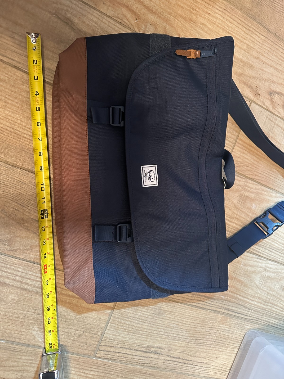 Herschel Supply Co. NWT Unisex Navy/ Saddle Brown 22.5 L Cove Messenger Bag Herschel Supply Co. NWT Unisex Navy/ Saddle Brown 22.5 L Cove Messenger Bag