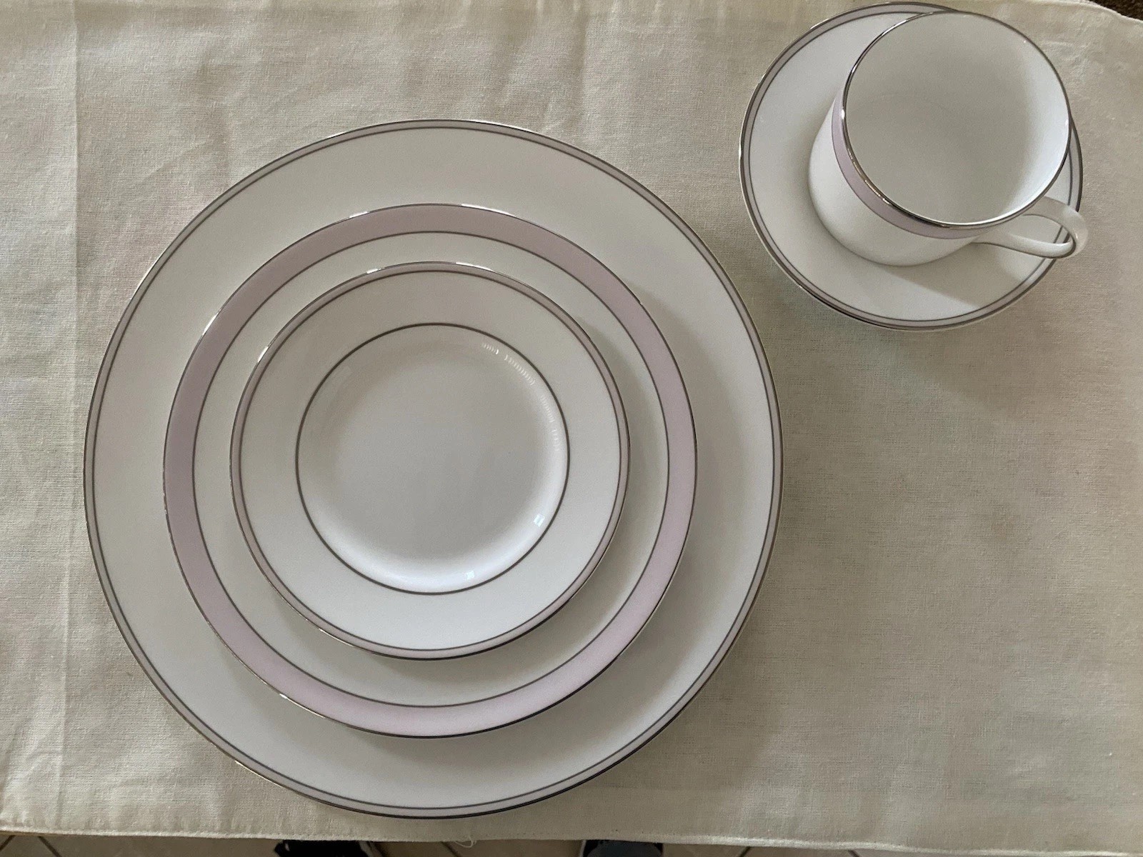 Vera Wang Wedgwood Pink Duchesse 5 Piece China Place Setting - NEW IN BOX Vera Wang Wedgwood Pink Duchesse 5 Piece China Place Setting - NEW IN BOX