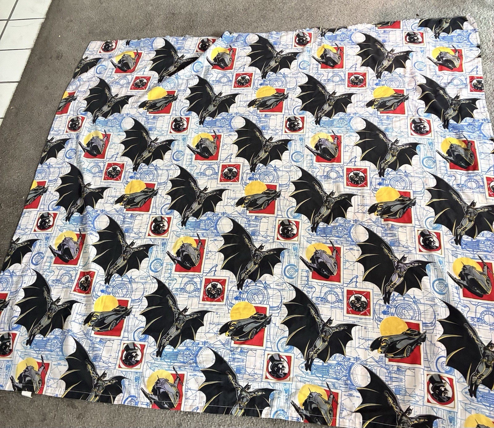 VTG-1992 DC Batman sheet fabric for crafts or curtains. VTG-1992 DC Batman sheet fabric for crafts or curtains.