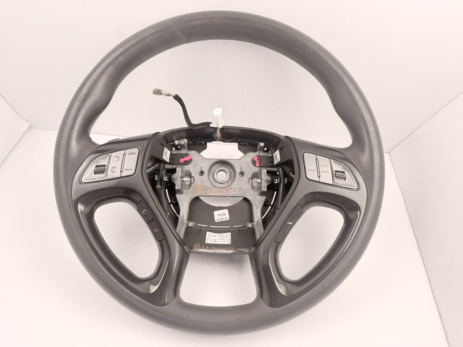 2014-2015 HYUNDAI TUCSON STEERING WHEEL W/ AUDIO CRUISE CONTROL SWITCHES OEM 2014-2015 HYUNDAI TUCSON STEERING WHEEL W/ AUDIO CRUISE CONTROL SWITCHES OEM