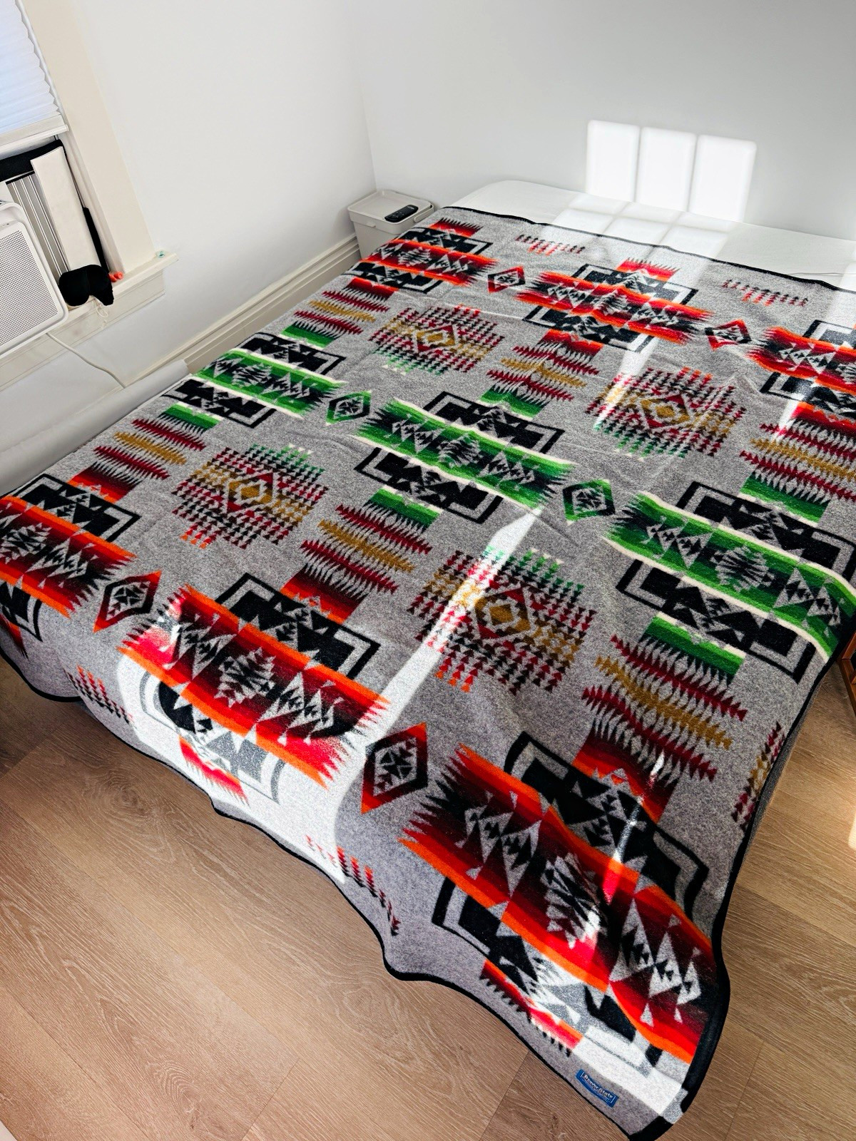 Vintage Pendleton Beaver State Aztec tribal print wool blanket 80 x 63 Vintage Pendleton Beaver State Aztec tribal print wool blanket 80 x 63