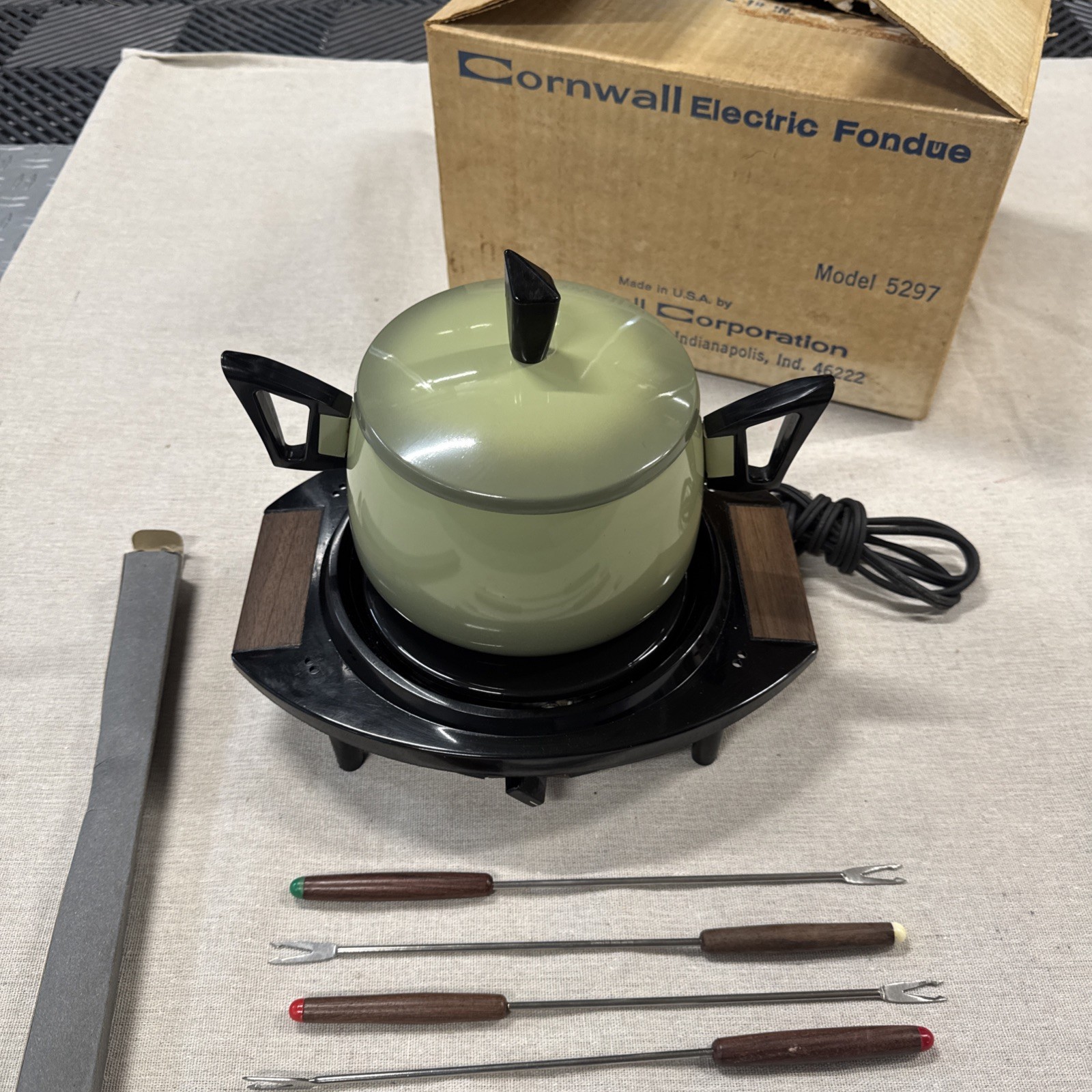 Vintage Cornwall Electric Fondue Pot Model 5297 Avocado green original box Vintage Cornwall Electric Fondue Pot Model 5297 Avocado green original box
