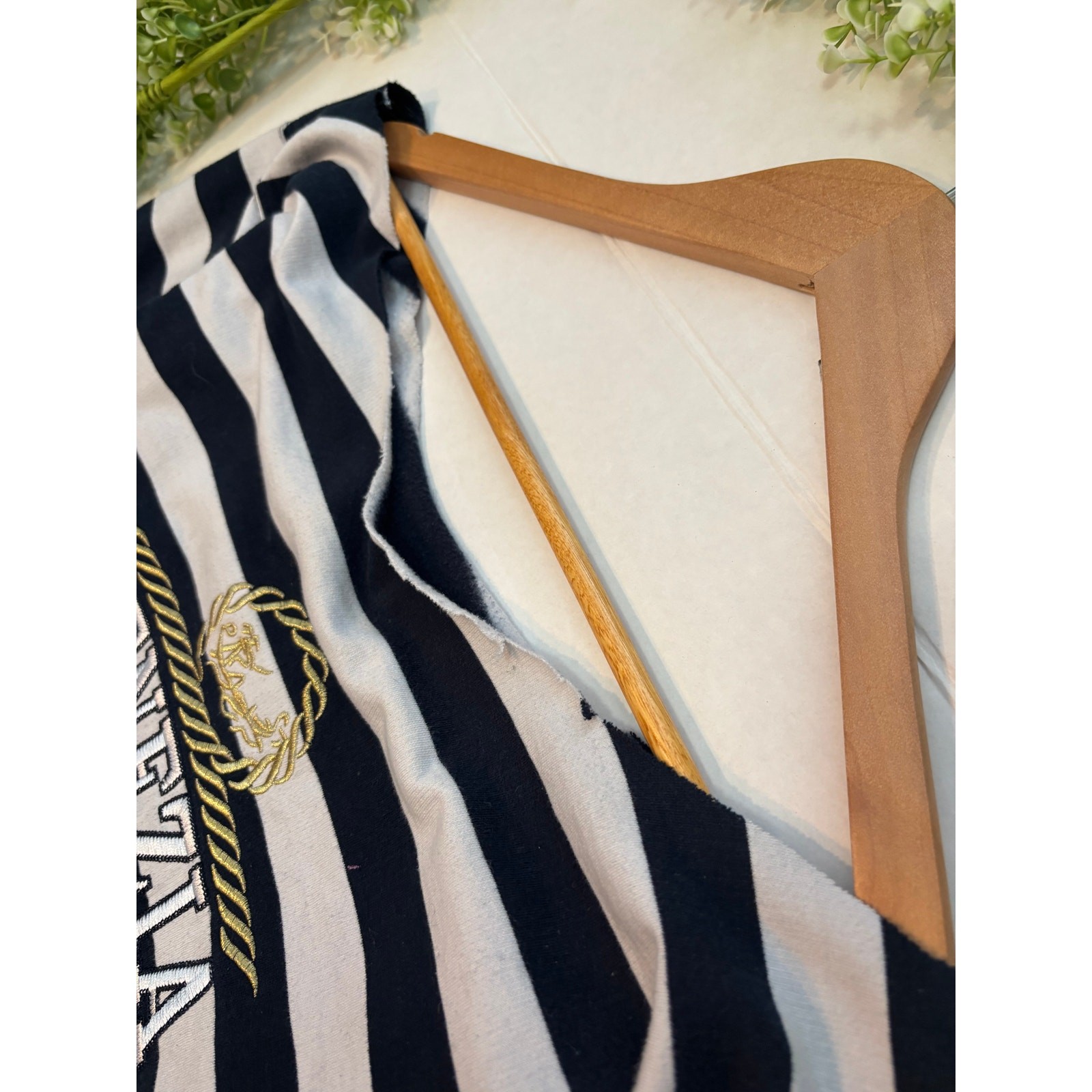 Vintage Venezia Italia Striped Off-the-Shoulder Sweatshirt Vintage Venezia Italia Striped Off-the-Shoulder Sweatshirt