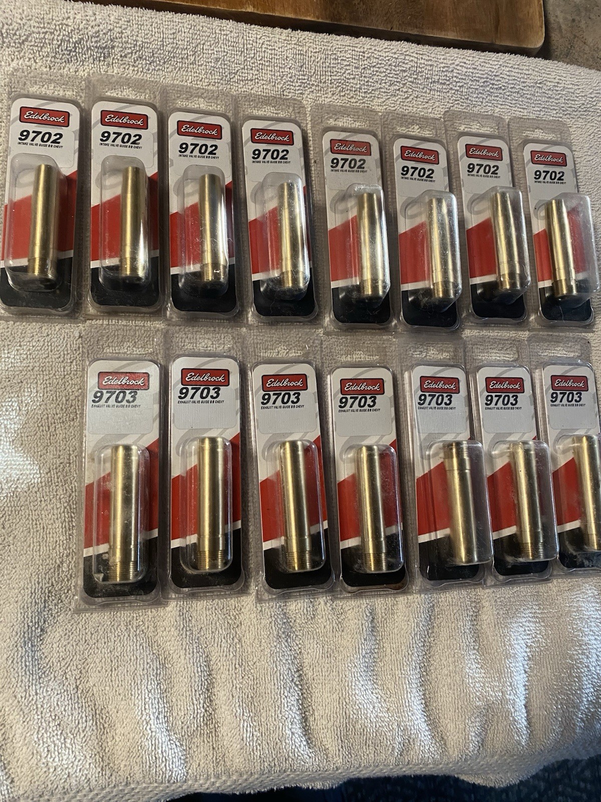 Edelbrock valve Guides - BBC Perf /RPM - lot of 15
