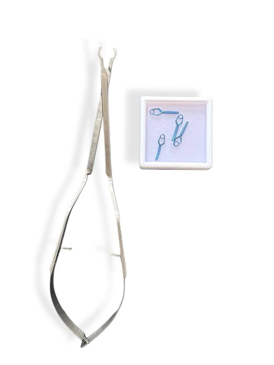 Lot of 4 Aesculap Yasargil Aneurysm Clips FE752K FT280T Titanium With Applier Lot of 4 Aesculap Yasargil Aneurysm Clips FE752K FT280T Titanium With Applier