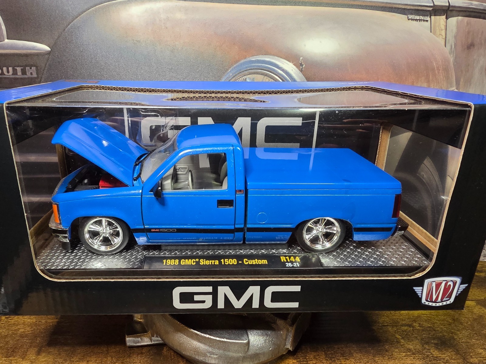 M2 Machines 1:24 1988 GMC Sierra 1500 – Blue M2 Machines 1:24 1988 GMC Sierra 1500 – Blue