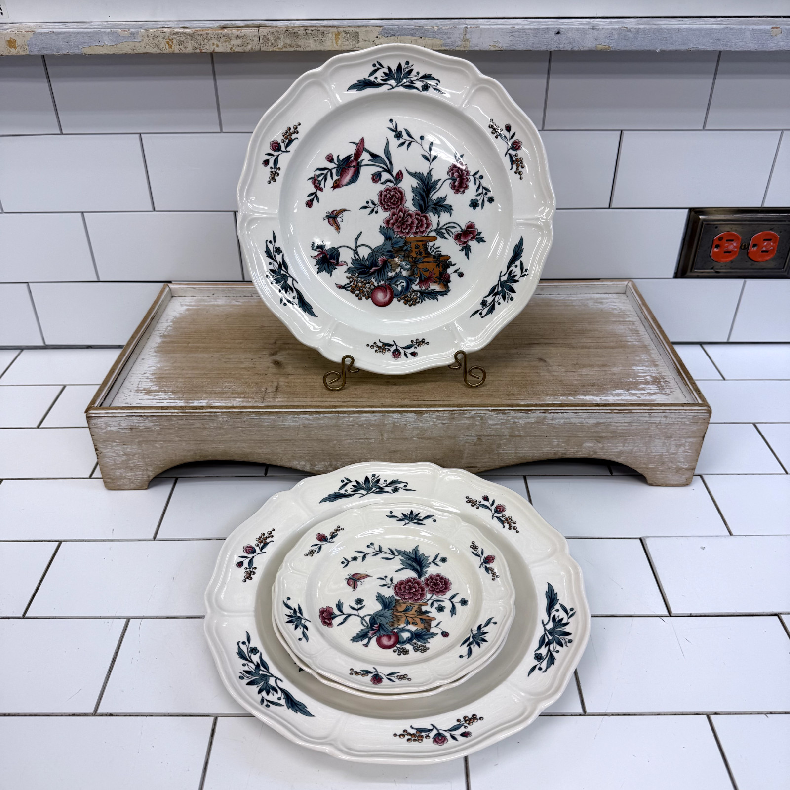 Wedgwood Williamsburg Potpourri TKD 510 Plates Set of 4 Vintage Retired Dishes