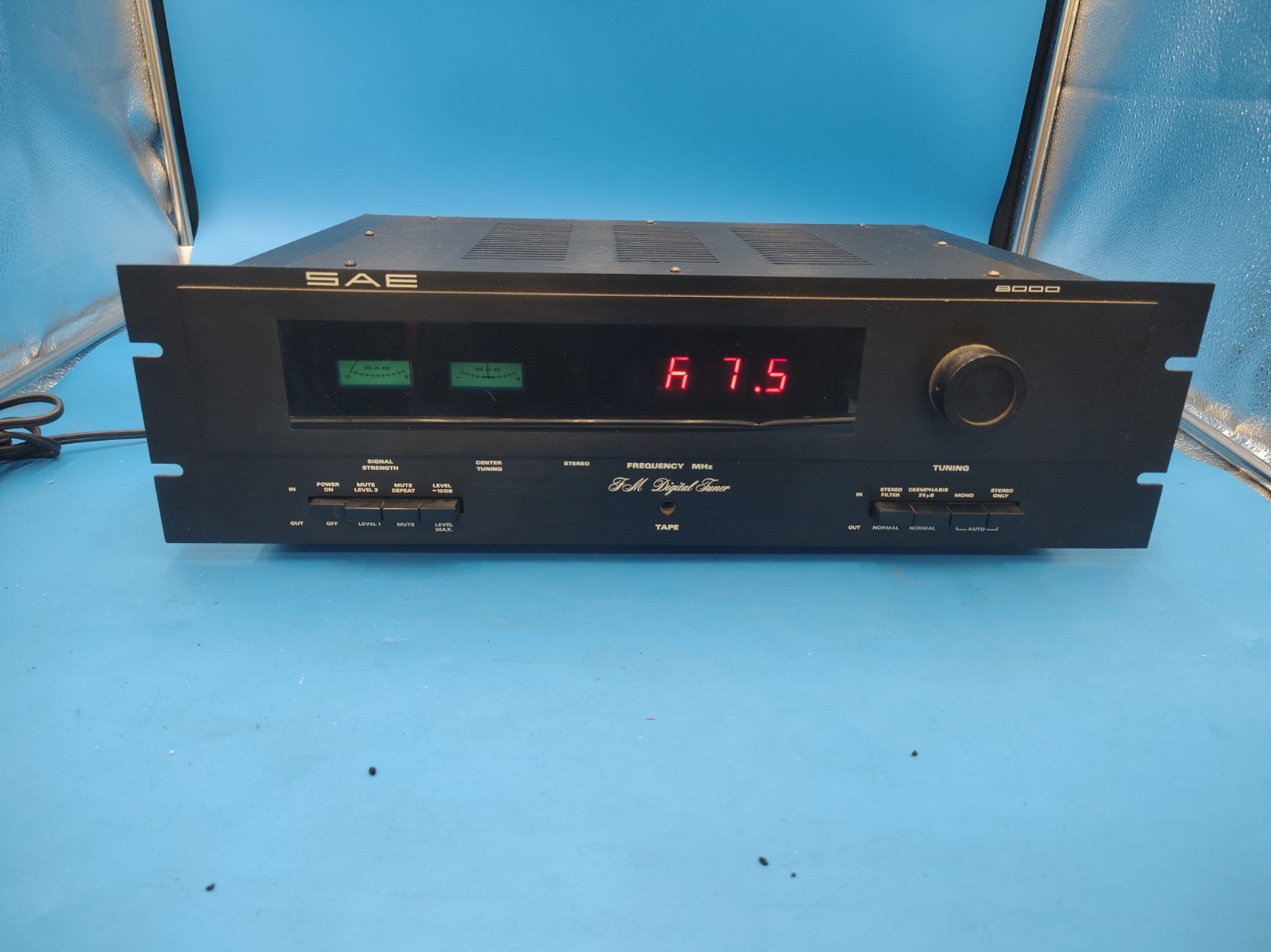 Vintage SAE 8000 FM Stereo Tuner Vintage SAE 8000 FM Stereo Tuner
