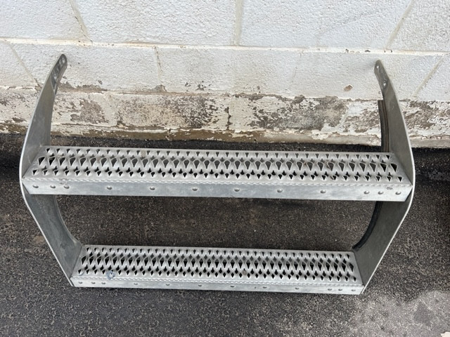 PETERBILT USED PETERBILT FUEL TANK STEP ASSEMBLY, 26 DIAMETER PETERBILT USED PETERBILT FUEL TANK STEP ASSEMBLY, 26 DIAMETER