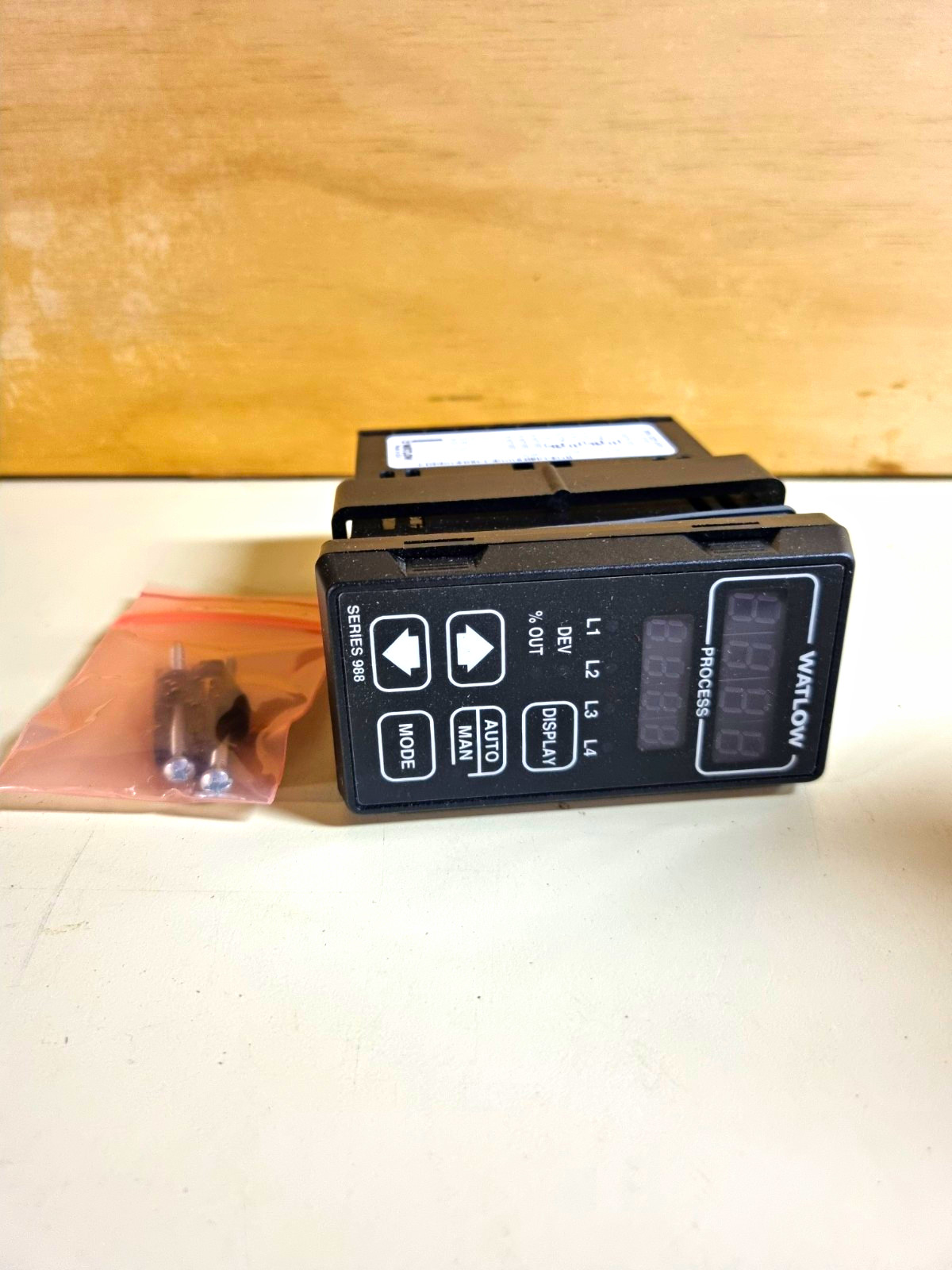 Watlow Series 988 Digital Controller 1/8 DIN Programmable 988A-10DD-AARR Watlow Series 988 Digital Controller 1/8 DIN Programmable 988A-10DD-AARR