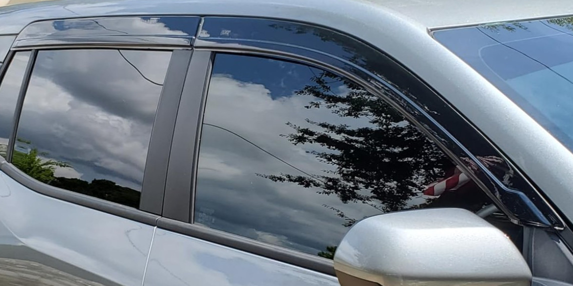 Husky Low Profile Tape-On Rain Guards Vent Visors Shade for 25-26 Chevy Equinox