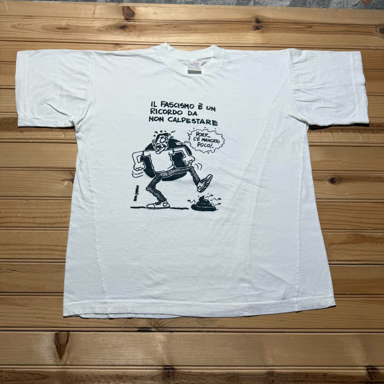 Vintage 80s IL Fascismo E Un Ricordo Da Non Calpestare Graphic T-Shirt - Medium