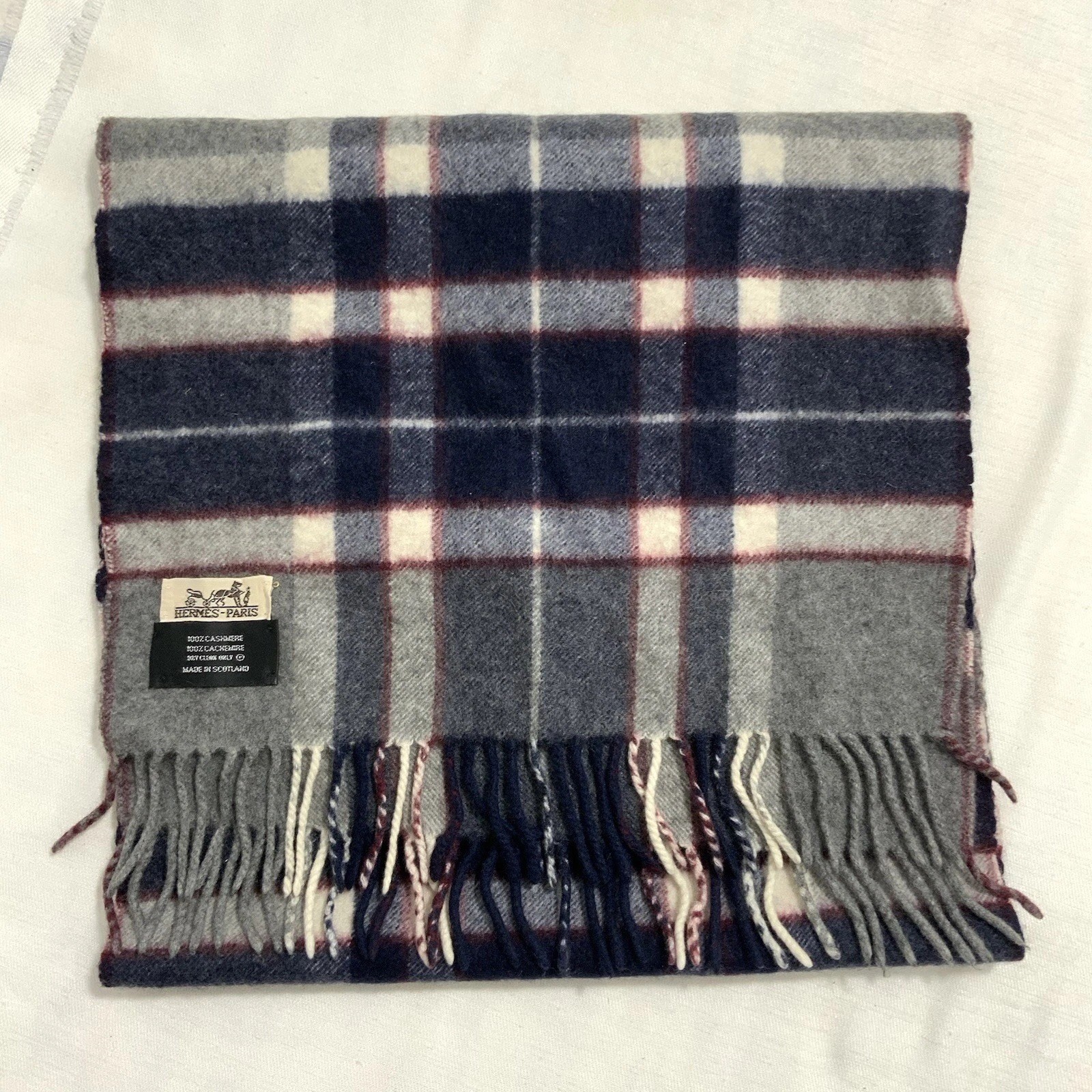 Hermès 100% Cashmere Plaid Fringe Rectangle Men’s Scarf Gray Navy Hermès 100% Cashmere Plaid Fringe Rectangle Men’s Scarf Gray Navy