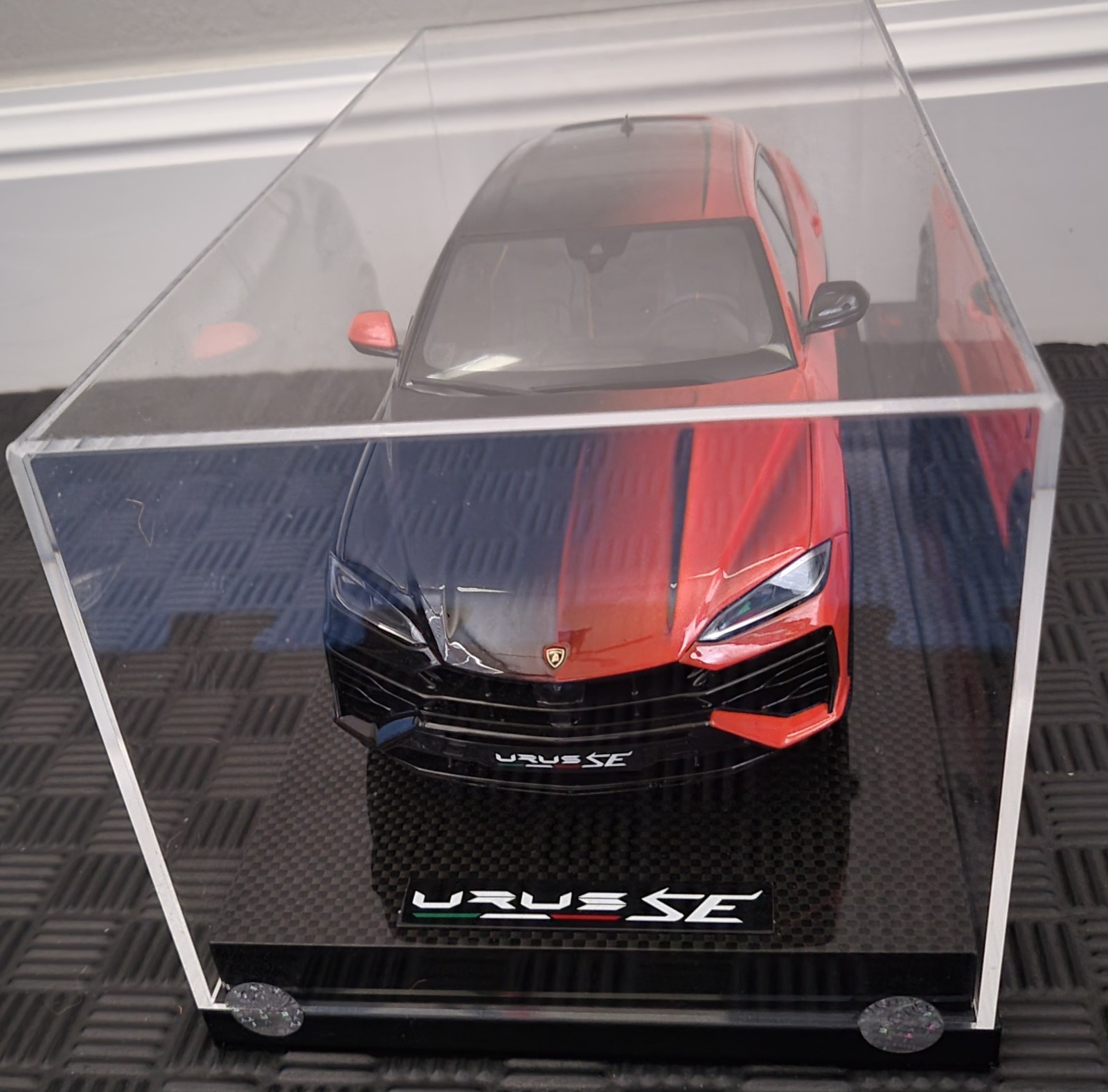 1/18 MR Collection Lamborghini Urus SE Model. Orange and Black. New from Italy. 1/18 MR Collection Lamborghini Urus SE Model. Orange and Black. New from Italy.