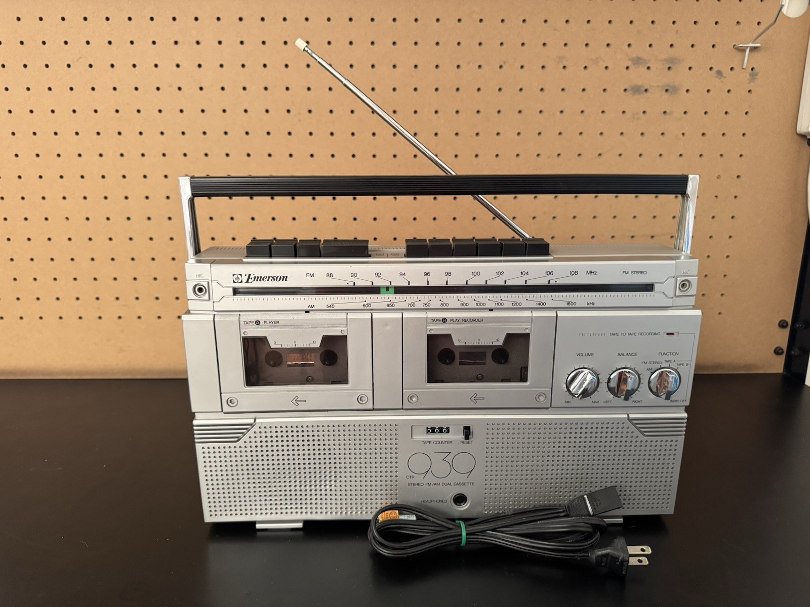 Emerson CTR 939 Boombox Dual Cassette Player Stereo AM/FM Radio **READ**