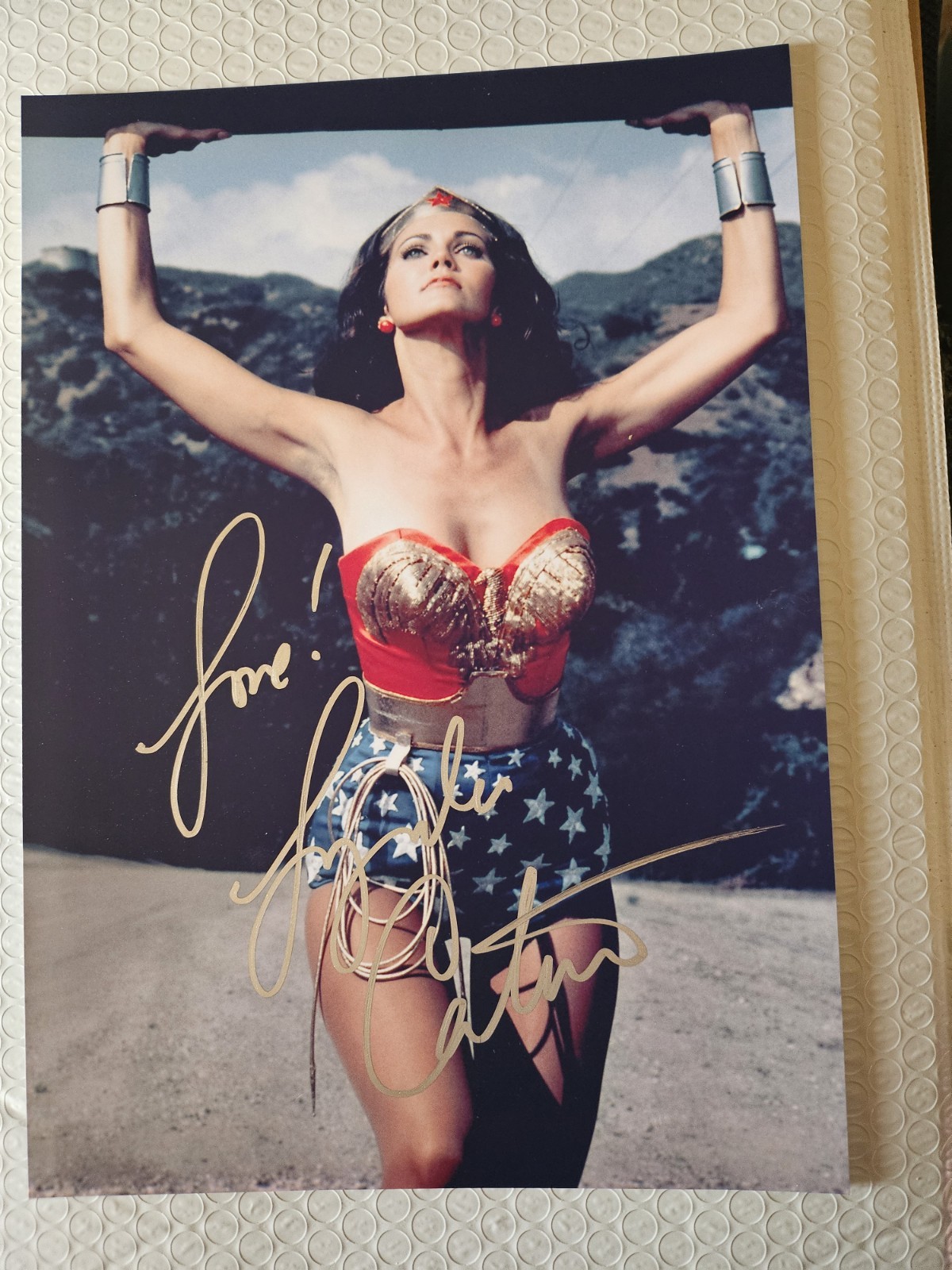 W/COA, ORIGINAL LINDA CARTER AUTOGRAPH WONDER WOMAN PHOTO 8.5 W/COA, ORIGINAL LINDA CARTER AUTOGRAPH WONDER WOMAN PHOTO 8.5