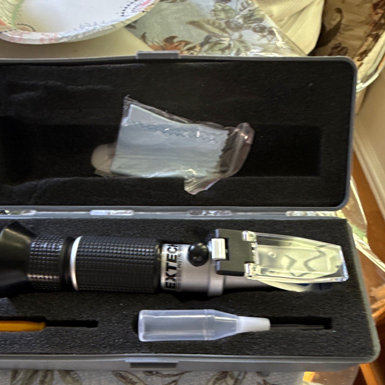 Extech Instruments RF40 Handheld Refractometer Kit with Case for Lab Use Extech Instruments RF40 Handheld Refractometer Kit with Case for Lab Use