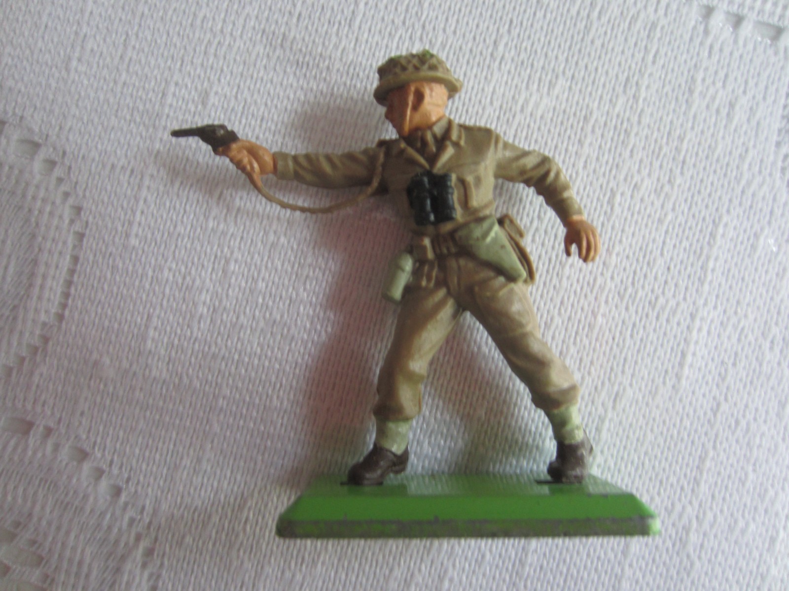 1971 Britains Ltd Deetail British WWII Infantry Officer Firing a Pistol (#3) 1971 Britains Ltd Deetail British WWII Infantry Officer Firing a Pistol (#3)