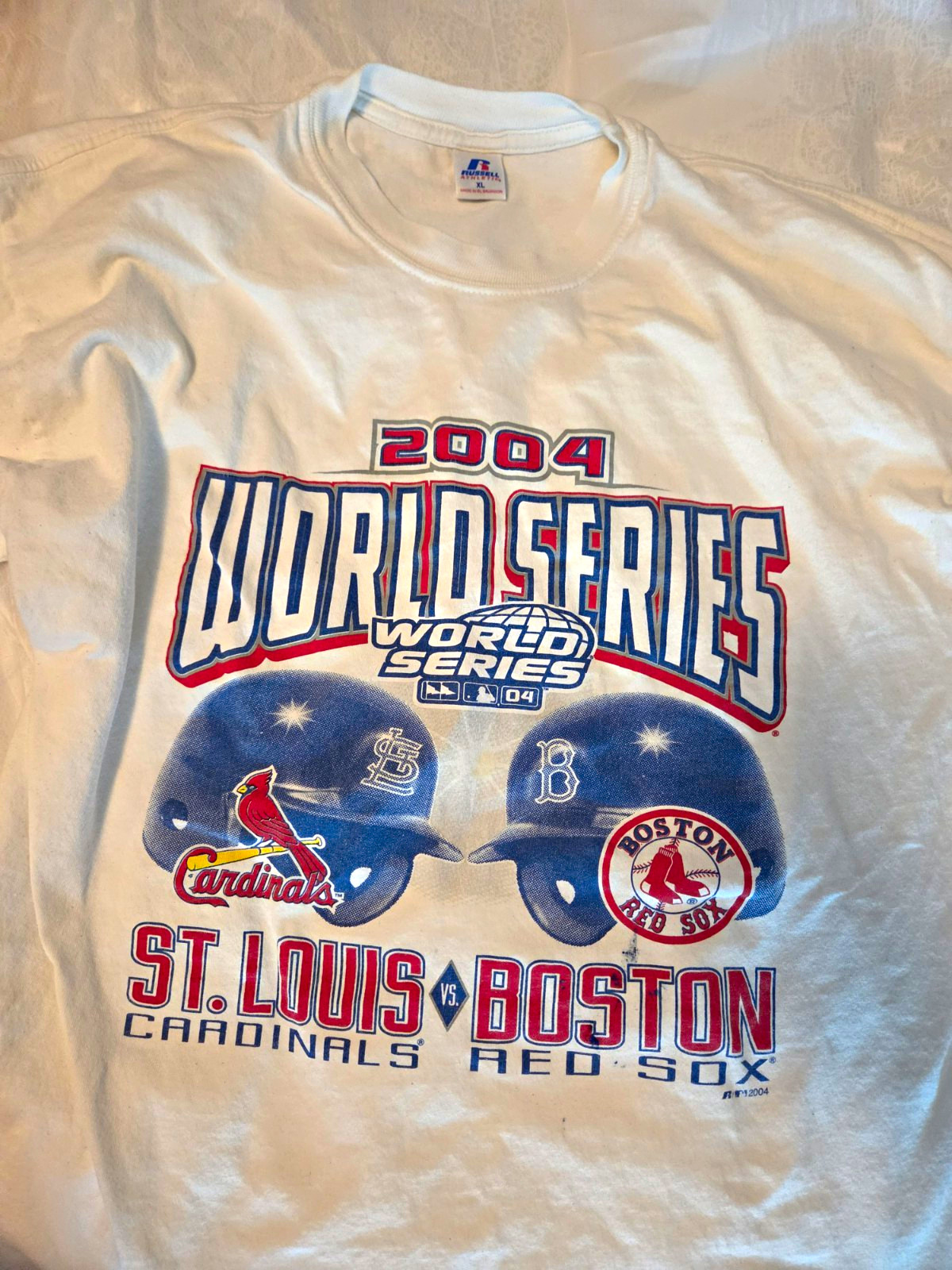Russell Athletic XL White 2004 World Series Red Sox vs Cardinals MLB Shirt Russell Athletic XL White 2004 World Series Red Sox vs Cardinals MLB Shirt