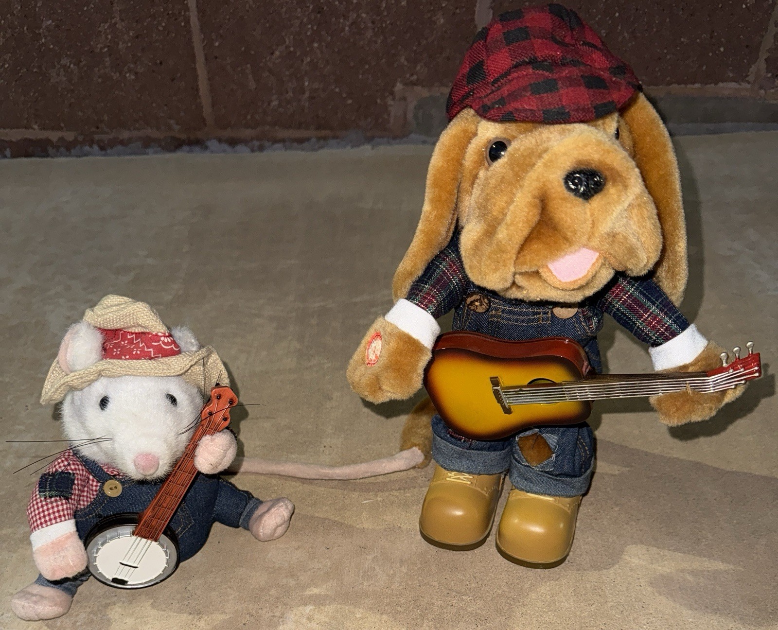 Animated Dueling Banjos Bloodhound Mouse Foot Stomping Banjo Playing Duo - Video Animated Dueling Banjos Bloodhound Mouse Foot Stomping Banjo Playing Duo - Video