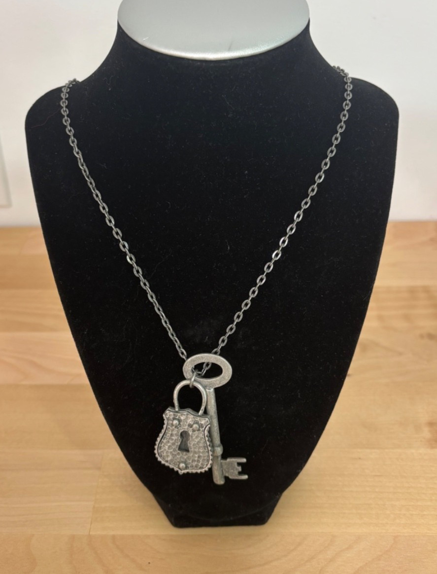 Vntg 80S Gunmetal Silver Lock & Key Pendant Necklace