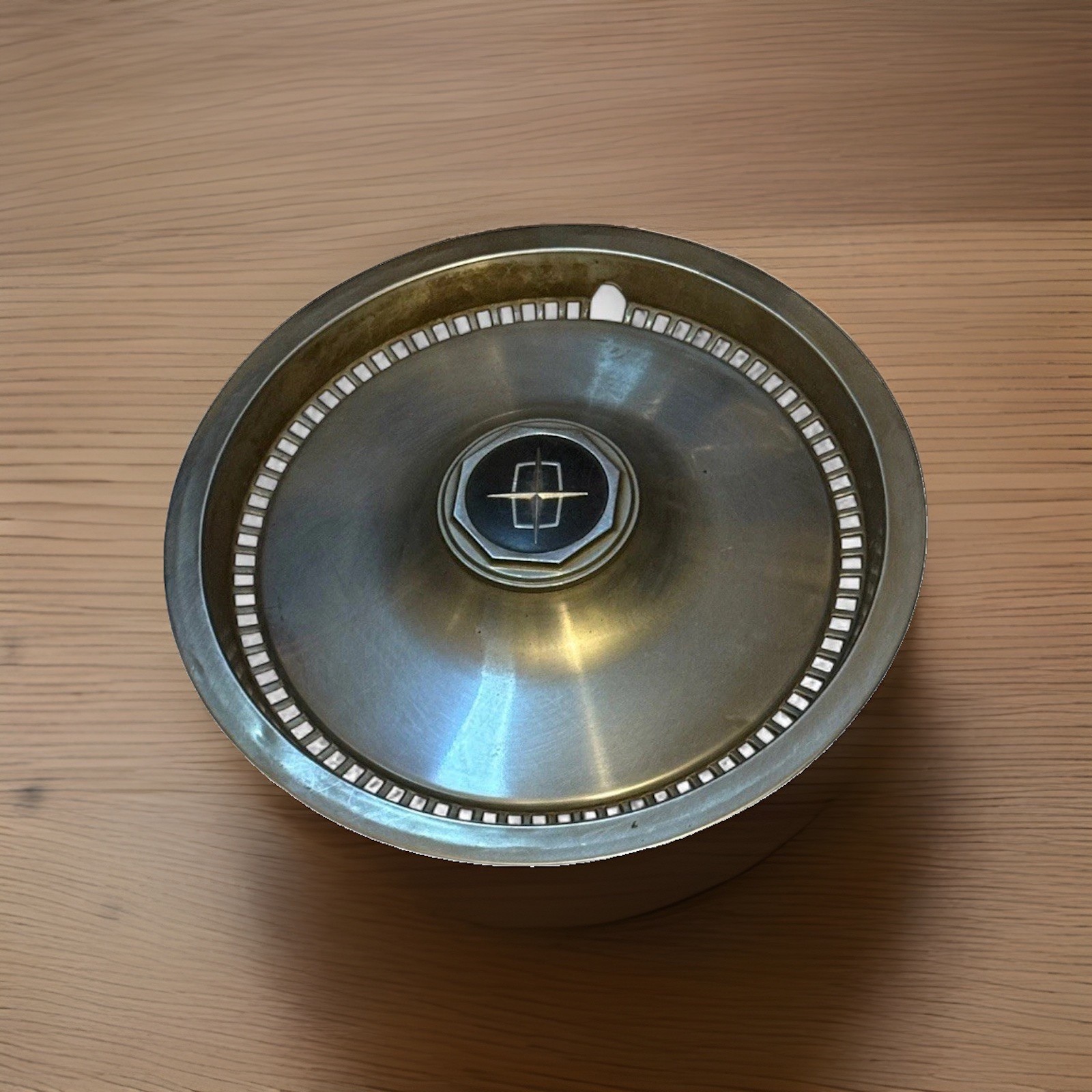 Vintage Lincoln D5VY1130A 1975-1981 Town Car Stainless Hub Cap Wheels Vintage Lincoln D5VY1130A 1975-1981 Town Car Stainless Hub Cap Wheels