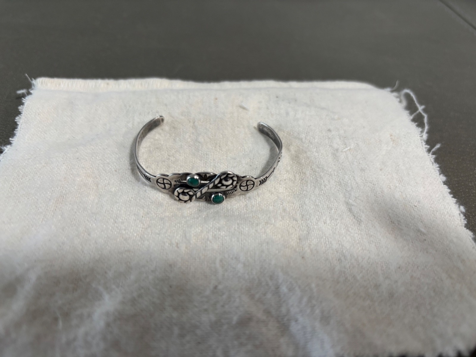 Vtg Navajo Fred Harvey Sterling Silver Green Turquoise Baby Cuff Bracelet 1940s Vtg Navajo Fred Harvey Sterling Silver Green Turquoise Baby Cuff Bracelet 1940s
