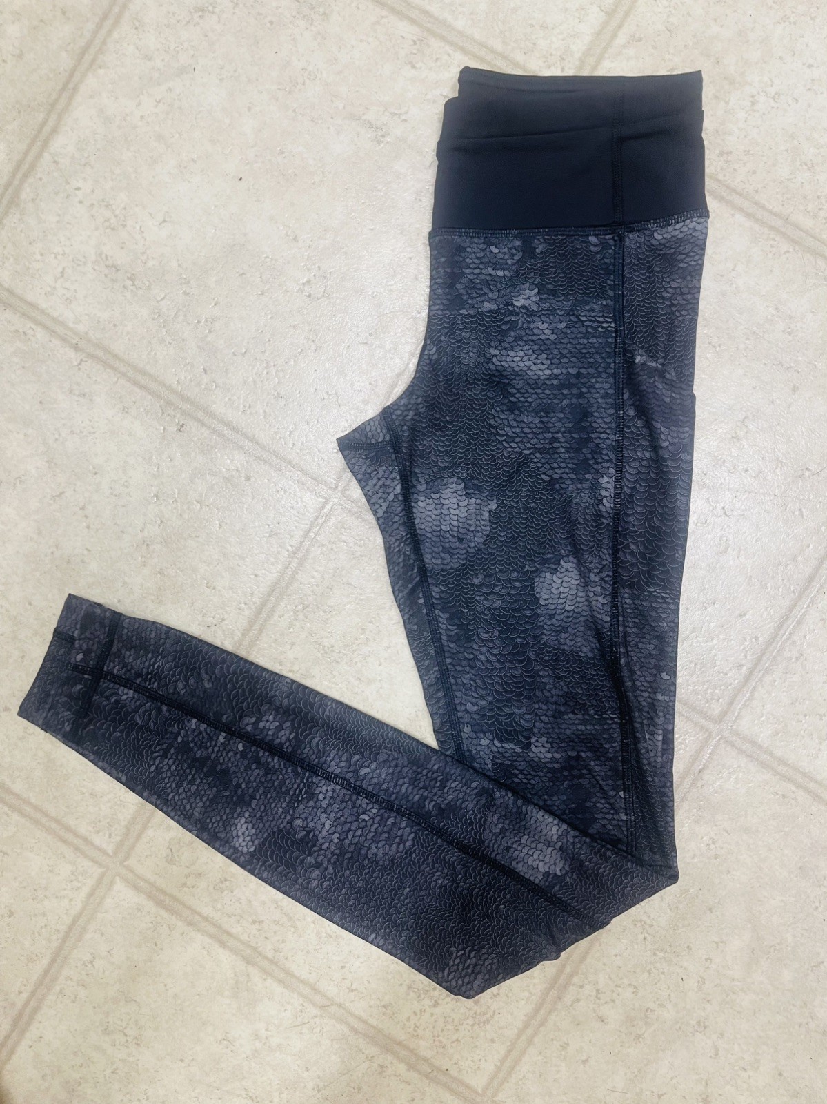 Lululemon Women’s Black/Gray Snake Skin Ankle Leggings Size 2 28\